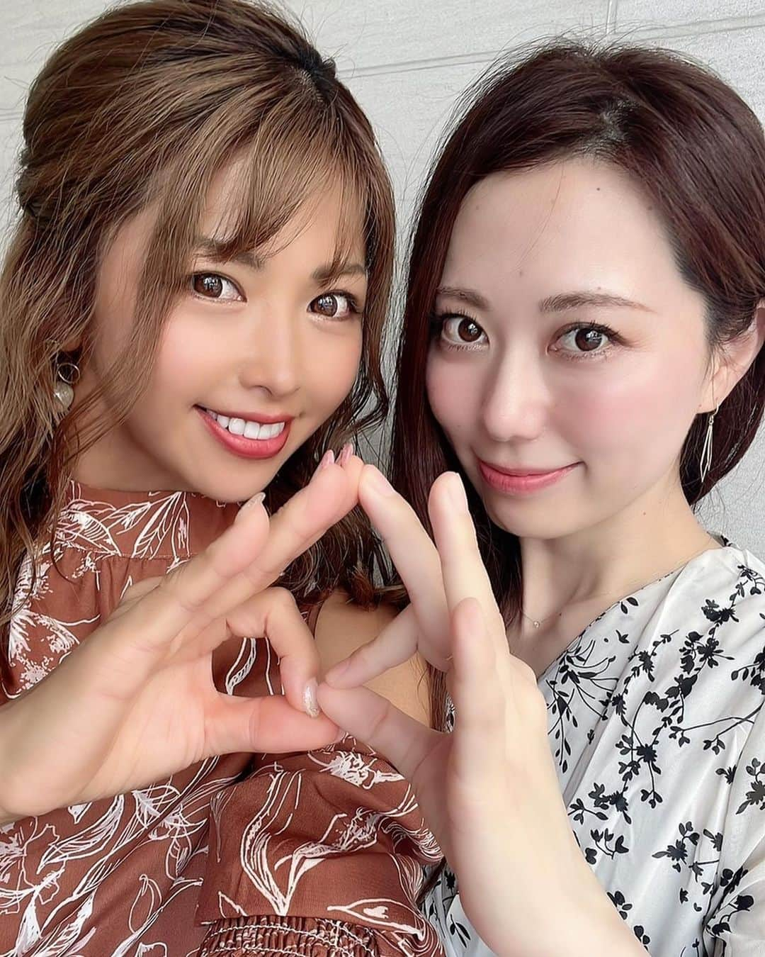 あおい夏海さんのインスタグラム写真 - (あおい夏海Instagram)「まきちゃんとはいチェリー🍒💕 まきちゃんは見た目だけでなく中身も素敵な女子‼️  いつも元気もらってます💕 この日はたまたま雰囲気同じような私服でした✨ 山形の実家のお味噌プレゼント💕 無添加でめっちゃ美味しいお味噌なので、 身体にもとっても良いです💕 まずはきゅうりにつけてガブリして欲しいです！ あと味噌汁がめっちゃ美味しいよ💕   #ラブ #はいチェリー #私服 #キレイめコーデ」8月10日 9時24分 - natsumi.aoi