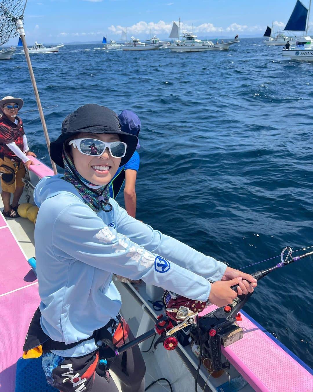 吉野七宝実さんのインスタグラム写真 - (吉野七宝実Instagram)「8月から相模湾コマセマグロが解禁しましたね！！  8月1日解禁日に今年もよろしくのご挨拶がてら釣りに行きましたが、跳ねてるのは見つけられるもすぐに群れが散ってしまい、クルージング&エサやりで終わってしまいました。 ベイトがトビウオだったみたいで、トビウオだと散るのが早いんだとか。  ま、解禁日はそんなのよくある事なんで模様が見れただけでオッケー！ これからこれから！  そして8月8日2度めのチャレンジ！  カツオがいい感じに難しくチョロチョロ釣れ始めるようになりました🙌  このシーズンらしい、群れを追っかけては船を先回りしてコマセカゴを投入！ 群れが移動したらまた投入！ と忙しく追っかけて群れに当ててくれる船長には本当感謝ですね！  私はカツオ掛けたのに水面でバラしました😂初ガツオ楽しみにしてたのに、、！  朝はカツオが良かったんですけど、午後になってカツオが大人しくなっちゃったのでカツオは諦めてマグロに変更〜！！  仕掛け替えて3投目くらいでヒット〜！  ドラグ結構硬めにしてたんだけど10〜15mくらい走ったかなあ〜？？  すぐマグロだって分かったからマグロ掛かったよーーー！！！って船で大騒ぎ！！  最初のランがおわったので3回くらい念入りに合わせて、竿持ってみたら、、、 軽い😂  あれ、、、大騒ぎしちゃったけど かる〜！！  すんなりいい子に上がってきた、かわいいキメジちゃんでした🥹  マグロが掛かると他の人にお祭りしちゃうから、その一本を大切にあげるためにヒットした人以外は仕掛けを上げなきゃ行けないんだけど、大騒ぎしてみんな仕掛け上げてもらって、恥ずかしいし申し訳ない😂  サイズを選んで釣る技術は私にはないので、ヒットさせただけヨシとしましょ。  今年も楽しい夏が始まったって事で、まだまだシーズン長いんでまずはキハダと呼べるサイズ目指して頑張ります🫡  Gokuspe Grand Evo version F special cross CRG 170M  #相模湾　#コマセマグロ　#冲右ヱ門丸  #gokuspe」8月10日 10時30分 - shihomi0305