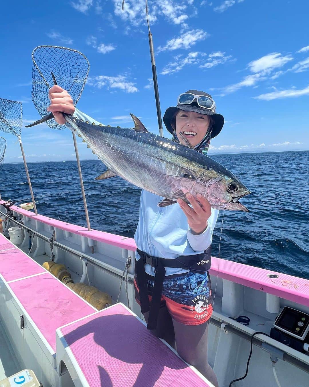 吉野七宝実さんのインスタグラム写真 - (吉野七宝実Instagram)「8月から相模湾コマセマグロが解禁しましたね！！  8月1日解禁日に今年もよろしくのご挨拶がてら釣りに行きましたが、跳ねてるのは見つけられるもすぐに群れが散ってしまい、クルージング&エサやりで終わってしまいました。 ベイトがトビウオだったみたいで、トビウオだと散るのが早いんだとか。  ま、解禁日はそんなのよくある事なんで模様が見れただけでオッケー！ これからこれから！  そして8月8日2度めのチャレンジ！  カツオがいい感じに難しくチョロチョロ釣れ始めるようになりました🙌  このシーズンらしい、群れを追っかけては船を先回りしてコマセカゴを投入！ 群れが移動したらまた投入！ と忙しく追っかけて群れに当ててくれる船長には本当感謝ですね！  私はカツオ掛けたのに水面でバラしました😂初ガツオ楽しみにしてたのに、、！  朝はカツオが良かったんですけど、午後になってカツオが大人しくなっちゃったのでカツオは諦めてマグロに変更〜！！  仕掛け替えて3投目くらいでヒット〜！  ドラグ結構硬めにしてたんだけど10〜15mくらい走ったかなあ〜？？  すぐマグロだって分かったからマグロ掛かったよーーー！！！って船で大騒ぎ！！  最初のランがおわったので3回くらい念入りに合わせて、竿持ってみたら、、、 軽い😂  あれ、、、大騒ぎしちゃったけど かる〜！！  すんなりいい子に上がってきた、かわいいキメジちゃんでした🥹  マグロが掛かると他の人にお祭りしちゃうから、その一本を大切にあげるためにヒットした人以外は仕掛けを上げなきゃ行けないんだけど、大騒ぎしてみんな仕掛け上げてもらって、恥ずかしいし申し訳ない😂  サイズを選んで釣る技術は私にはないので、ヒットさせただけヨシとしましょ。  今年も楽しい夏が始まったって事で、まだまだシーズン長いんでまずはキハダと呼べるサイズ目指して頑張ります🫡  Gokuspe Grand Evo version F special cross CRG 170M  #相模湾　#コマセマグロ　#冲右ヱ門丸  #gokuspe」8月10日 10時30分 - shihomi0305