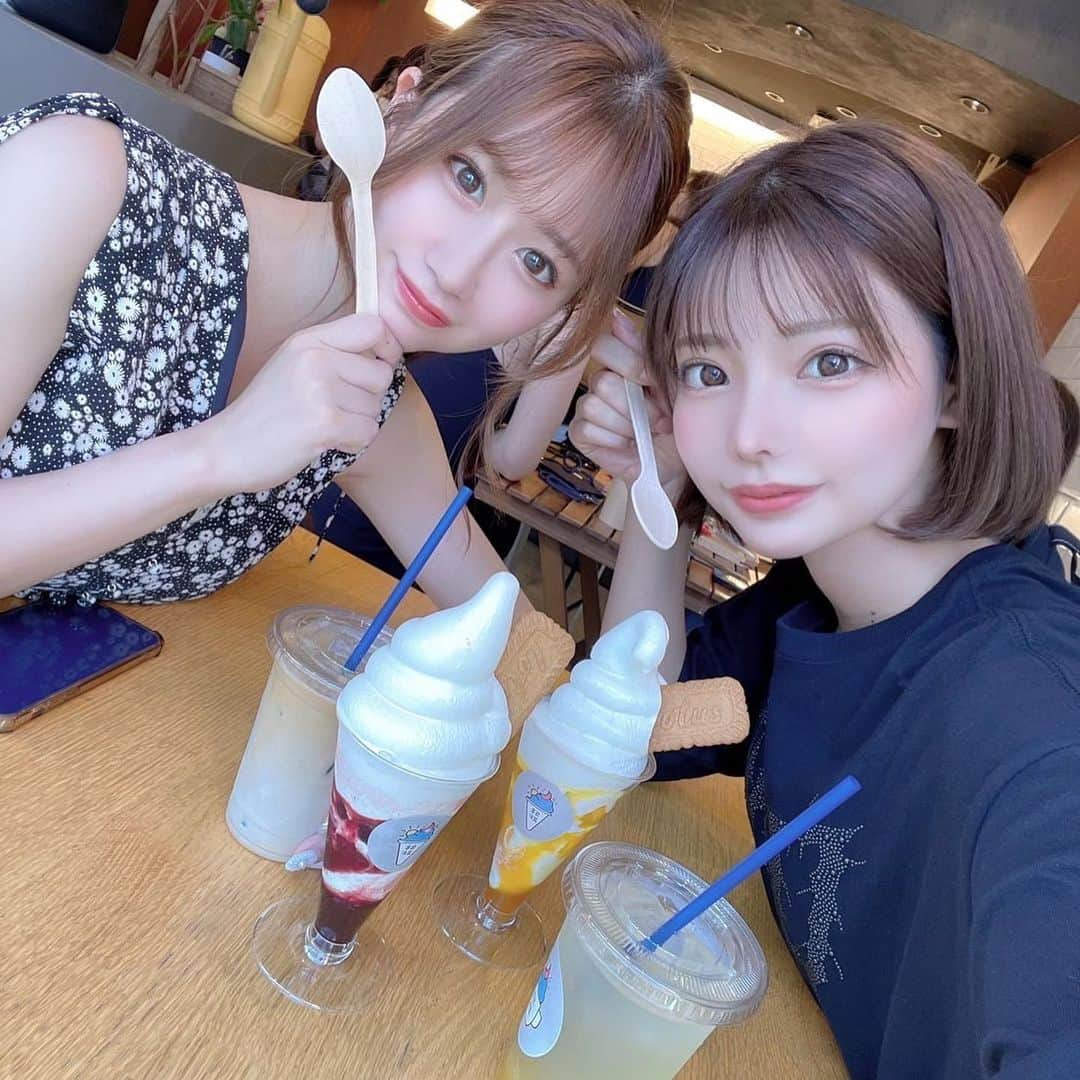 米倉みゆさんのインスタグラム写真 - (米倉みゆInstagram)「Neulっていう韓国カフェいきたくて新大久保きたんだけど ちょーーーー並んでて行けなかった🥲🥲 · まみたんもういっそ韓国行こ？🥲 · · · · · · #もぐもぐする米倉  #日南まみ #レースクイーン #レースクイーン写真部 #モデル #アイドル #グラビア #東京オートサロン #コンパニオン #aclass #仲良し #友達 #女子会 #韓国カフェ #韓国ヘア #韓国インテリア #新大久保 #新大久保グルメ #新大久保カフェ #新大久保ランチ #大久保 #カフェ #お洒落カフェ #オシャレカフェ #可愛いカフェ #korea #koreacafe #japan #shinokubo #cafe」8月10日 11時35分 - yone__miyu630