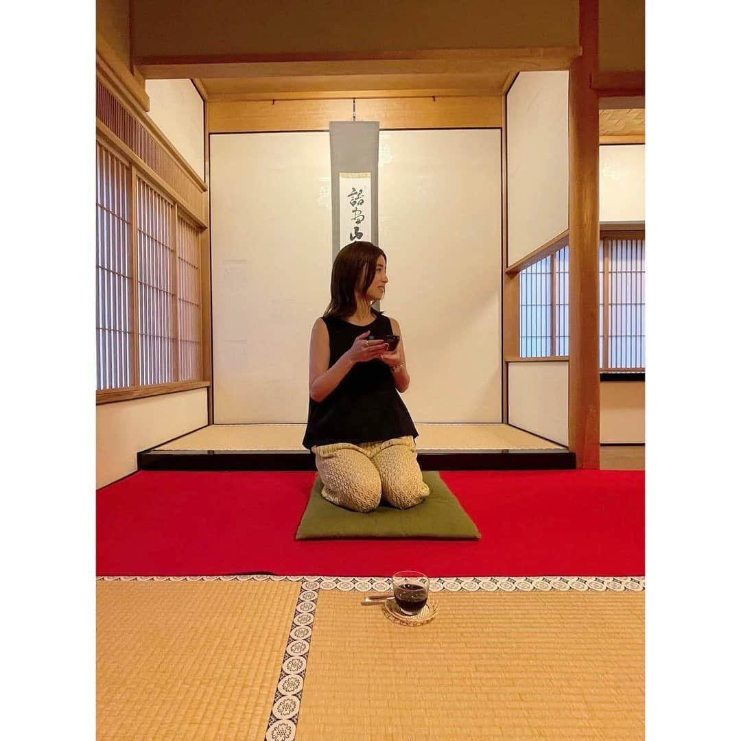 宇賀なつみさんのインスタグラム写真 - (宇賀なつみInstagram)「. . 口を開けば、暑い。 そんな時に必要な風景ってなんだろう… . 真夏の京都で、 京都ならではの涼を見つける旅をしてきました。 . 影からのぞむ名庭や、風吹き抜ける参道。 クーラーがないことを忘れて、 ついつい長居してしまったり… . 東福寺では『風の涼』建仁寺では『影の涼』を楽しみ、 五感が研ぎ澄まされました。 . 『京の涼さがしチケット』で、 涼スイーツを楽しむこともできます。 私は伊藤久右衞門の抹茶パフェアイスバーにしました!! . . 各社寺の開催期間など、 詳しくは【京の涼さがし】で検索してみてくださいね。 . . #そうだ京都行こう  #京の涼さがし  #風鈴  #風車  #pr」8月10日 11時59分 - natsumi_uga