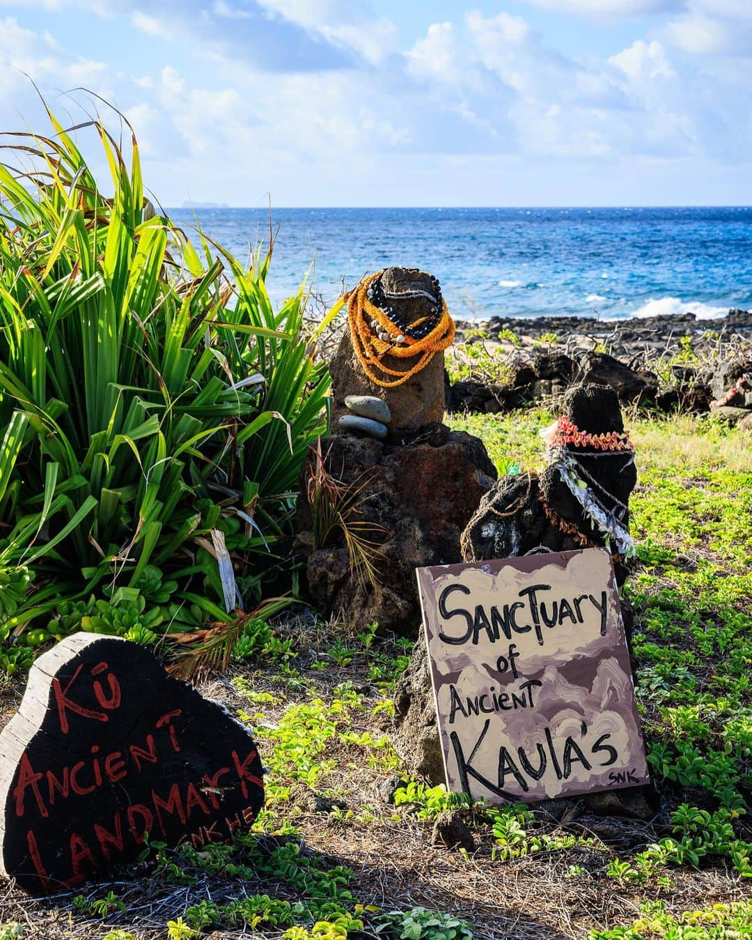 SHOCK EYEさんのインスタグラム写真 - (SHOCK EYEInstagram)「まるでモアナと伝説の海の世界そのまま✨🏝  ハワイは日本と似ていて、古代の人達は自然を神様として信仰していたそう。 そしてここ、マカプウヘイアウは自然崇拝の祭儀が行われていた場所だよ。  小さな火山岩にレイがかけられ、その周りに背の低い石垣が積まれて、ここが聖域だということがすぐにわかる。  とても静かで厳かな雰囲気だ。  そしてここから少し海の方に降りていくと、ヒーリングプールと言われる古代、病気や問題を抱える人がこの潮だまりに浸かって、治療を行ったと言われている場所がある。  浄化エネルギー満載のヒーリングプールに青空が写り込んで、とても綺麗で清々しい写真が撮れたよ＾＾  僕が大好きなハワイのパワースポット✨  皆さんにシェアするね✨🙏  #ハワイ #hawaii #マカプウヘイアウ #ヒーリングプール #makapuubeach #makapuu #healingpool」8月10日 12時44分 - shockeye_official