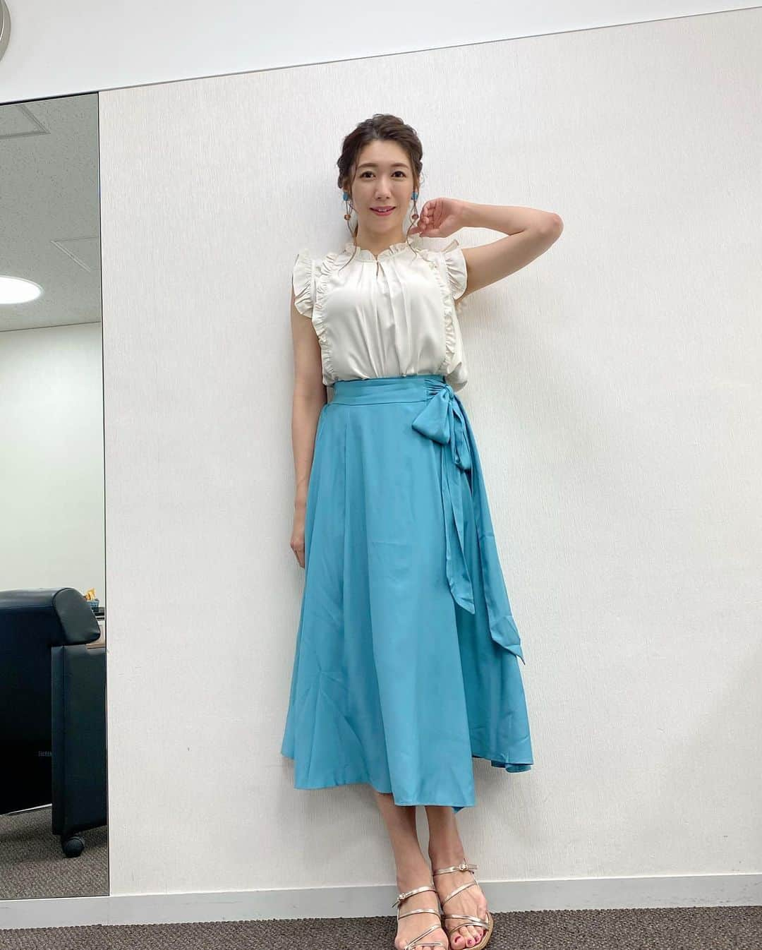 穂川果音さんのインスタグラム写真 - (穂川果音Instagram)「火曜アベプラ衣装👗 厳しい暑さ続きます☀️ 九州〜関東甲信地方の方は猛暑日が続いていますから、熱中症対策忘れずにお願いします💦 👗綿素材の服は、吸水性が高いのでオススメですよ！  tops&skirt→ @saisondepapillon_official  #アベプラ　#気象予報士　#明日コレ着よコーデ　　#ほかのん #fashion #cordinate  　#ファッション #雨の日コーデ　 　#fashion #cordinate #weatherreport #お天気コーデ 　　#8月コーデ　#衣装 　#アナウンサーコーデ　　#夏コーデ　#ブラウスコーデ　#フレアスカートコーデ  　#夏色コーデ　#お天気キャスター　 #weatherforecast #お天気お姉さんコーデ 　#170センチコーデ #暑い日コーデ」8月10日 13時32分 - hokawakanonn