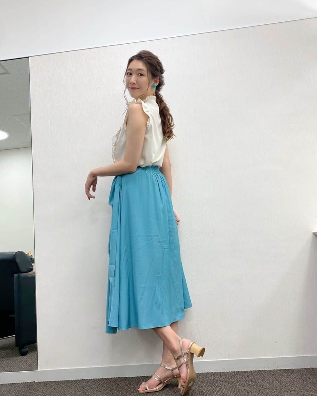 穂川果音さんのインスタグラム写真 - (穂川果音Instagram)「火曜アベプラ衣装👗 厳しい暑さ続きます☀️ 九州〜関東甲信地方の方は猛暑日が続いていますから、熱中症対策忘れずにお願いします💦 👗綿素材の服は、吸水性が高いのでオススメですよ！  tops&skirt→ @saisondepapillon_official  #アベプラ　#気象予報士　#明日コレ着よコーデ　　#ほかのん #fashion #cordinate  　#ファッション #雨の日コーデ　 　#fashion #cordinate #weatherreport #お天気コーデ 　　#8月コーデ　#衣装 　#アナウンサーコーデ　　#夏コーデ　#ブラウスコーデ　#フレアスカートコーデ  　#夏色コーデ　#お天気キャスター　 #weatherforecast #お天気お姉さんコーデ 　#170センチコーデ #暑い日コーデ」8月10日 13時32分 - hokawakanonn