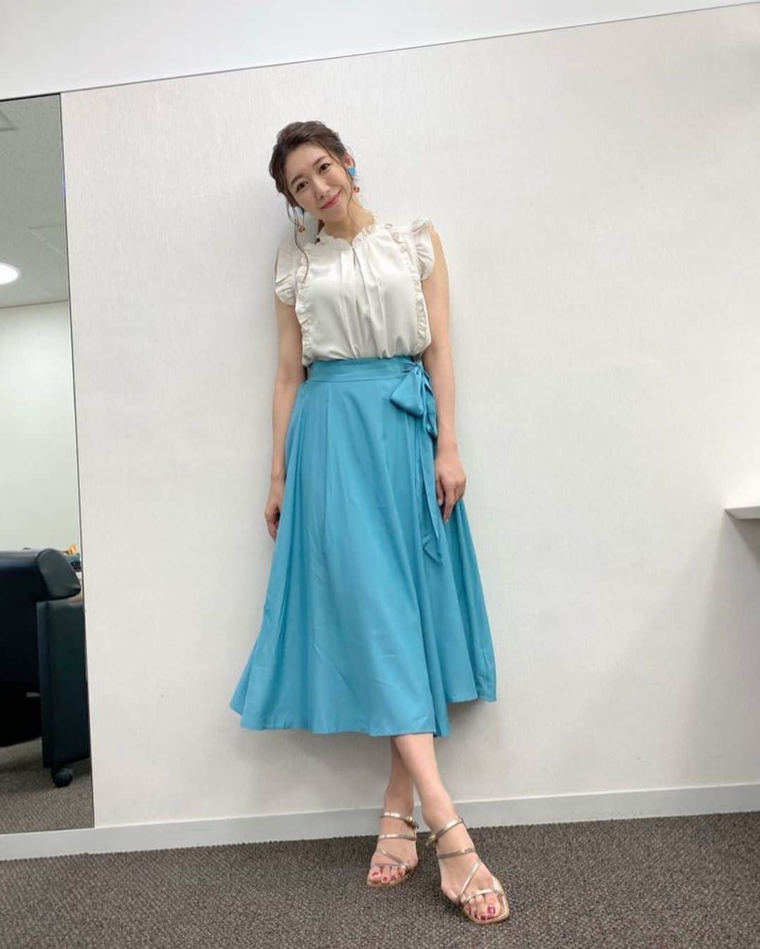 穂川果音さんのインスタグラム写真 - (穂川果音Instagram)「火曜アベプラ衣装👗 厳しい暑さ続きます☀️ 九州〜関東甲信地方の方は猛暑日が続いていますから、熱中症対策忘れずにお願いします💦 👗綿素材の服は、吸水性が高いのでオススメですよ！  tops&skirt→ @saisondepapillon_official  #アベプラ　#気象予報士　#明日コレ着よコーデ　　#ほかのん #fashion #cordinate  　#ファッション #雨の日コーデ　 　#fashion #cordinate #weatherreport #お天気コーデ 　　#8月コーデ　#衣装 　#アナウンサーコーデ　　#夏コーデ　#ブラウスコーデ　#フレアスカートコーデ  　#夏色コーデ　#お天気キャスター　 #weatherforecast #お天気お姉さんコーデ 　#170センチコーデ #暑い日コーデ」8月10日 13時32分 - hokawakanonn