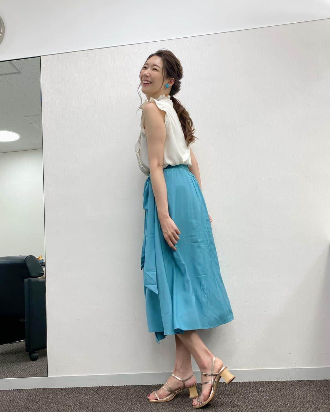 穂川果音さんのインスタグラム写真 - (穂川果音Instagram)「火曜アベプラ衣装👗 厳しい暑さ続きます☀️ 九州〜関東甲信地方の方は猛暑日が続いていますから、熱中症対策忘れずにお願いします💦 👗綿素材の服は、吸水性が高いのでオススメですよ！  tops&skirt→ @saisondepapillon_official  #アベプラ　#気象予報士　#明日コレ着よコーデ　　#ほかのん #fashion #cordinate  　#ファッション #雨の日コーデ　 　#fashion #cordinate #weatherreport #お天気コーデ 　　#8月コーデ　#衣装 　#アナウンサーコーデ　　#夏コーデ　#ブラウスコーデ　#フレアスカートコーデ  　#夏色コーデ　#お天気キャスター　 #weatherforecast #お天気お姉さんコーデ 　#170センチコーデ #暑い日コーデ」8月10日 13時32分 - hokawakanonn