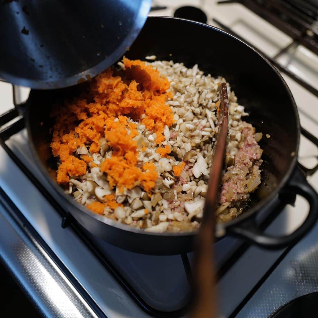高山都さんのインスタグラム写真 - (高山都Instagram)「起きた時からグラタン気分で、冷蔵庫にはナスとズッキーニ。 ホワイトソースよりもミートソースだなぁ🤔 帰宅してから作るのは大変だから、1日の合間にベースだけ作っておいた。 ワタシのひき肉料理には、だいたい大量の野菜やキノコが入る。 細かく刻んでしまえば、お肉なのか野菜かも見分けがつかないし、食物繊維も栄養価も入りカサ増しカロリー減なら尚更よし。 玉ねぎは荒めのザクザク、これは雑で面倒くさがりな自分の性格があらわに。 オリーブオイルで飴色間際になるまで炒める。 コクが出るんだよなぁー。 お肉は合い挽き肉。 たっぷりのしめじとすりおろしニンジン、セロリの葉っぱ入れて、空いたトマト缶には水の代わりに、いつかの飲むにはヘヴィな赤ワインを。 ローリエ入れて、塩胡椒、あとは味見しながらテキトーに。 ウスターソース、味噌、はちみつを。 15分くらい、水分飛ばしながら煮詰めて完成！ なかなか美味しくできて、仕事から帰宅してグラタンにするのが楽しみ！ 全然2人暮らし分ではない量が出来た。 残りは冷凍するか、明日の🙋🏻‍♂️の晩ごはんにするか。(妻は外食)  まな板は @umezawa_woodworks と @leemarche と作らせてもらったコラボのもの！ 丸って本当に使いやすい。  ボウルは #銀座手仕事直売所2022 に出店される @conte_tsubame 新潟のコンテさん。  木ベラも同じく手仕事直売所に今年も参加される #大久保木工舎 さんのもの。」8月10日 15時05分 - miyare38