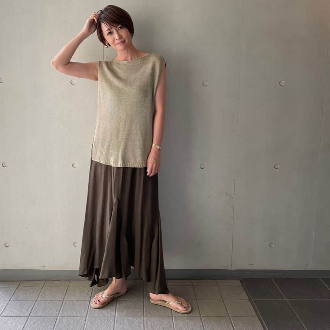 辺見えみりさんのインスタグラム写真 - (辺見えみりInstagram)「irregular hem camisole brown @outersunset_official   brownはこんな雰囲気 goldアクセサリーと合わせたくなります。 @vermeilpariena のlinenベストと合わせて。  #outersunset_official  #アウターサンセット」8月10日 16時19分 - emiri_hemmi