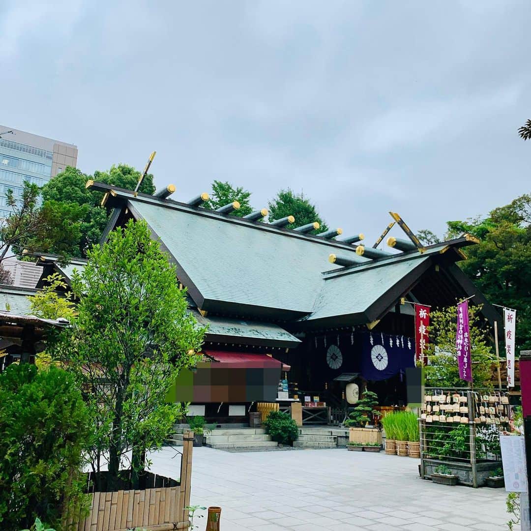KABA.ちゃんさんのインスタグラム写真 - (KABA.ちゃんInstagram)「少し前になりますが、、、  訳あって「東京大神宮」にあがらされていただきました❣️  お久しぶりの東京大神宮、雨が降りそうな日だったから❓蒸し暑い日だったから❓参拝者の方もそんな多くなくゆっくり参拝させていただきました❣️  で、帰りに見つけた定食屋さんで日替わり定食を、、、マジ美味しかった🥰  暑い日が続いてますが、水分補給を忘れずに、よ❣️❣️  #東京大神宮 #訳あってお久しぶりの参拝 #あがらせていただきました　 #神社ソムリエ #佐々木優太　さん　 #神社巡拝家  #これで良いの？ #付けて書いてってあやかりチャンネルで言ってた #笑 #神社大好き部 #帰りに見つけた定食屋さん #日替わり定食がマジ美味しかった #毎日暑い日が続いています  #水分補給忘れずに」8月10日 17時47分 - kabachan_official