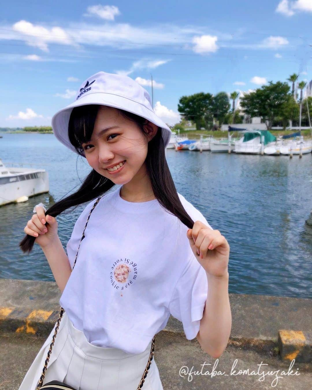 小松崎ふたばさんのインスタグラム写真 - (小松崎ふたばInstagram)「🌱  ニコラ卒モの野崎奈菜ちゃん ˗ˏˋ@lunelapin_na7 ˎˊ˗ がデザインしたTシャツ🍪🐕‍🦺  めちゃくちゃかわいくて一目惚れしちゃいました🫶🏻これ着てるだけで奈菜ちゃんに近づけた気分になれちゃう♡  #野崎奈菜#ewコラボtシャツ#白tコーデ#ニコラ#nicola#ニコモ#小松崎ふたば#🌱」8月10日 18時44分 - futaba_komatsuzaki