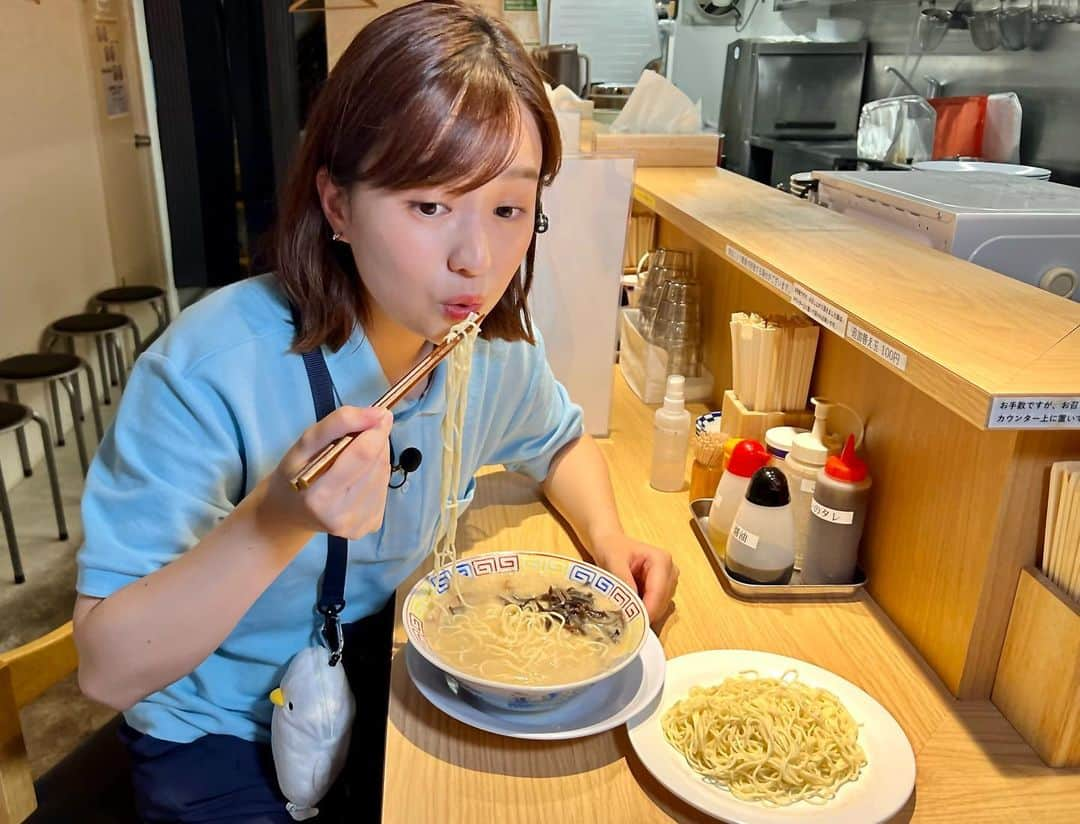 篠原梨菜さんのインスタグラム写真 - (篠原梨菜Instagram)「#水曜朝6時のラーメンtime 東京・四谷三丁目駅近く 大平軒の冷凍ラーメン自動販売機へ！ とんこつラーメンは800円。スープ・トッピング・麺と替え玉がセット。 あっさりまろやかな塩豚骨スープ、ニンニクがアクセント！　細麺で好みの茹で加減に。毎日食べたくなる味わい😋替え玉付きはありがたい！ #早朝グルメ #thetime_tbs #大平軒  #四谷三丁目 #東京ラーメン #四谷三丁目グルメ  #自動販売機 #ラーメン  #tbs」8月10日 18時44分 - shinorinatbs