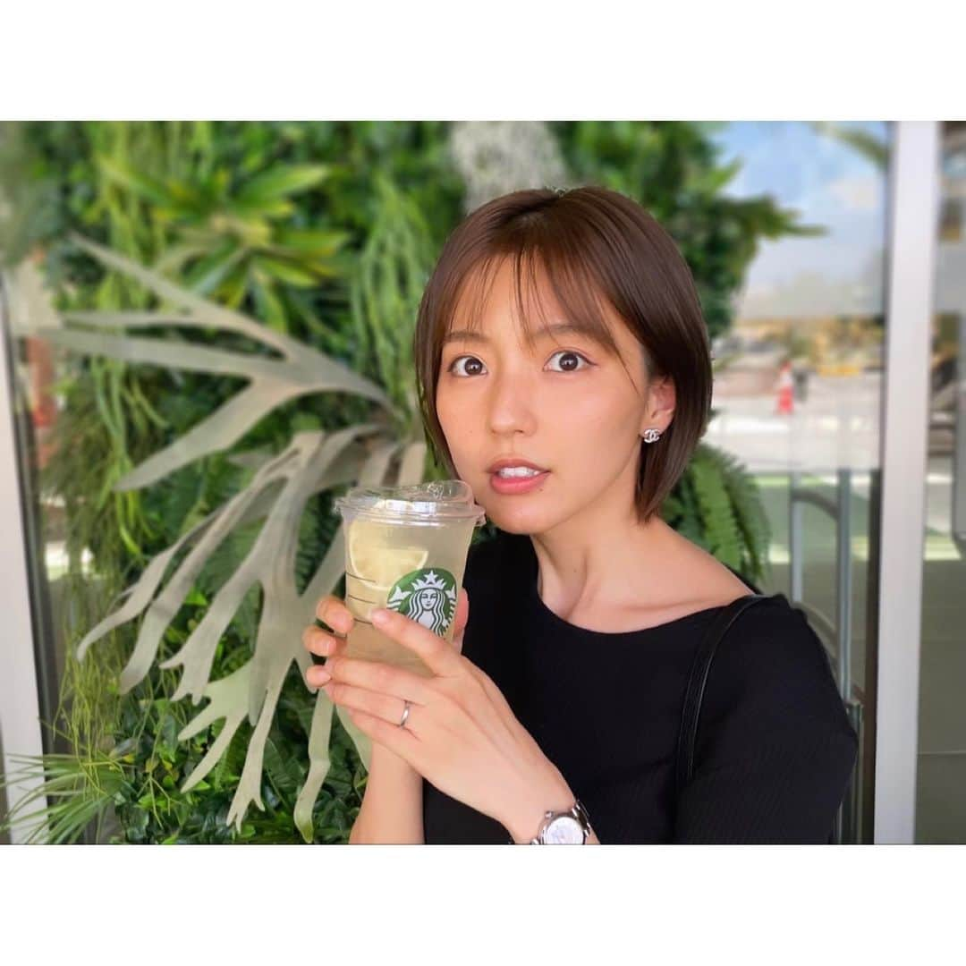 真野恵里菜さんのインスタグラム写真 - (真野恵里菜Instagram)「スタバで一番好きなクールライム💚 写真撮るのお願いして飲もうとしたら え？出てこない。 開けてないじゃん！ってなった場面が撮れちゃいました😂 ちょっと前にカップが変わったから 飲み口の小さい蓋を開けるの忘れがち！ . . クールライムって本当に美味しいよね！！ 日本でもまた復活してほしい😭😭 #日常のひとこま #クールライム #スペイン生活」8月10日 20時10分 - erinamano_official