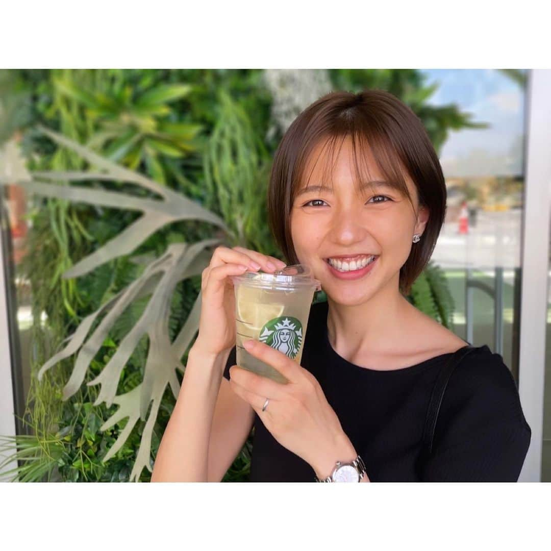 真野恵里菜さんのインスタグラム写真 - (真野恵里菜Instagram)「スタバで一番好きなクールライム💚 写真撮るのお願いして飲もうとしたら え？出てこない。 開けてないじゃん！ってなった場面が撮れちゃいました😂 ちょっと前にカップが変わったから 飲み口の小さい蓋を開けるの忘れがち！ . . クールライムって本当に美味しいよね！！ 日本でもまた復活してほしい😭😭 #日常のひとこま #クールライム #スペイン生活」8月10日 20時10分 - erinamano_official