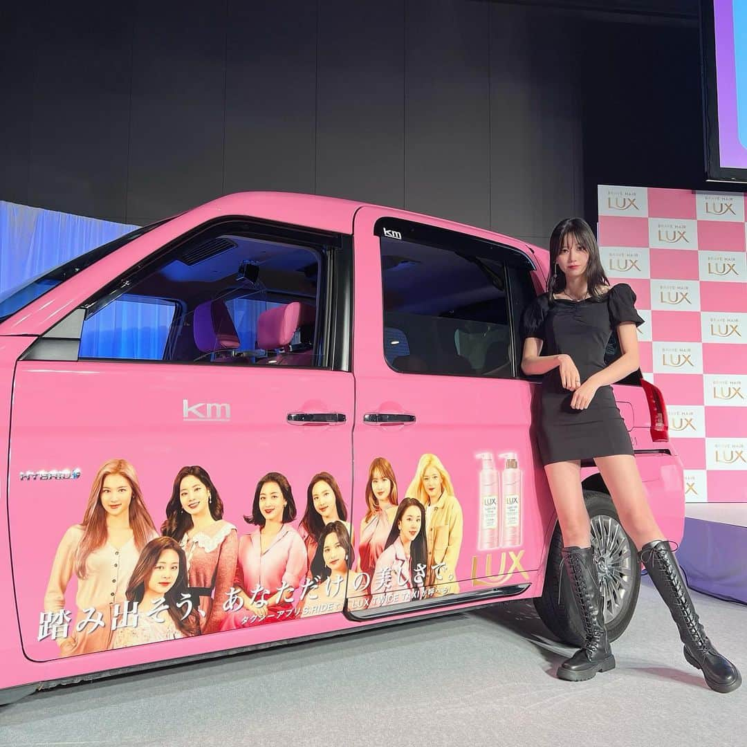 ゆきりぬさんのインスタグラム写真 - (ゆきりぬInstagram)「LUX×TWICEの「LUX TWICE TAXI 乗車式」イベントに招待されました🤍  1台限定のピンクタクシーはメンバー全員拝めるし本当に可愛いすぎて🤦‍♀️ 車内もLUX×TWICEの特別映像見れたり、座席シートも特別な仕様になっててTWICEの世界にどっぷり浸かりながら移動できます、、！ (最高かよ、、) しかもしかも乗車するとTWICEがラッピングされた10台限定で「LUX TWICE TAXIスペシャルカード」が貰えるらしい。  ” 踏み出そう、あなただけの美しさで。” というテーマのもと、自分の美しさを通じて一歩踏み出し続ける勇気を持ってもらいたいという想いで今回TWICEとのコラボになったみたいなんだけど、TWICE見てると本当に勇気もらえるしもっと自分磨き頑張ろうと思う！！  これ以外にも「TWICE」一人ひとりのビジュアルをラッピングした個人バージョンのスペシャルタクシーも9台と メンバーの姿を車窓に投影したサイネージタクシーも100台登場するみたいだから、ぜひ探して乗ってみてね🥹  史上初の限定110台だけの『LUX TWICE TAXI』が8月8日(月)より期間限定で東京都内23区、武蔵野、三鷹地区限定で走行を開始されます！ 見つけたら #Luxtwicetaxi で教えてね〜🫶✨  #LUXTWICE #ラックス #TWICE #ONCE #LUX #PR @lux_jp_official ‏@twicetagram」8月10日 20時37分 - yukirin_u