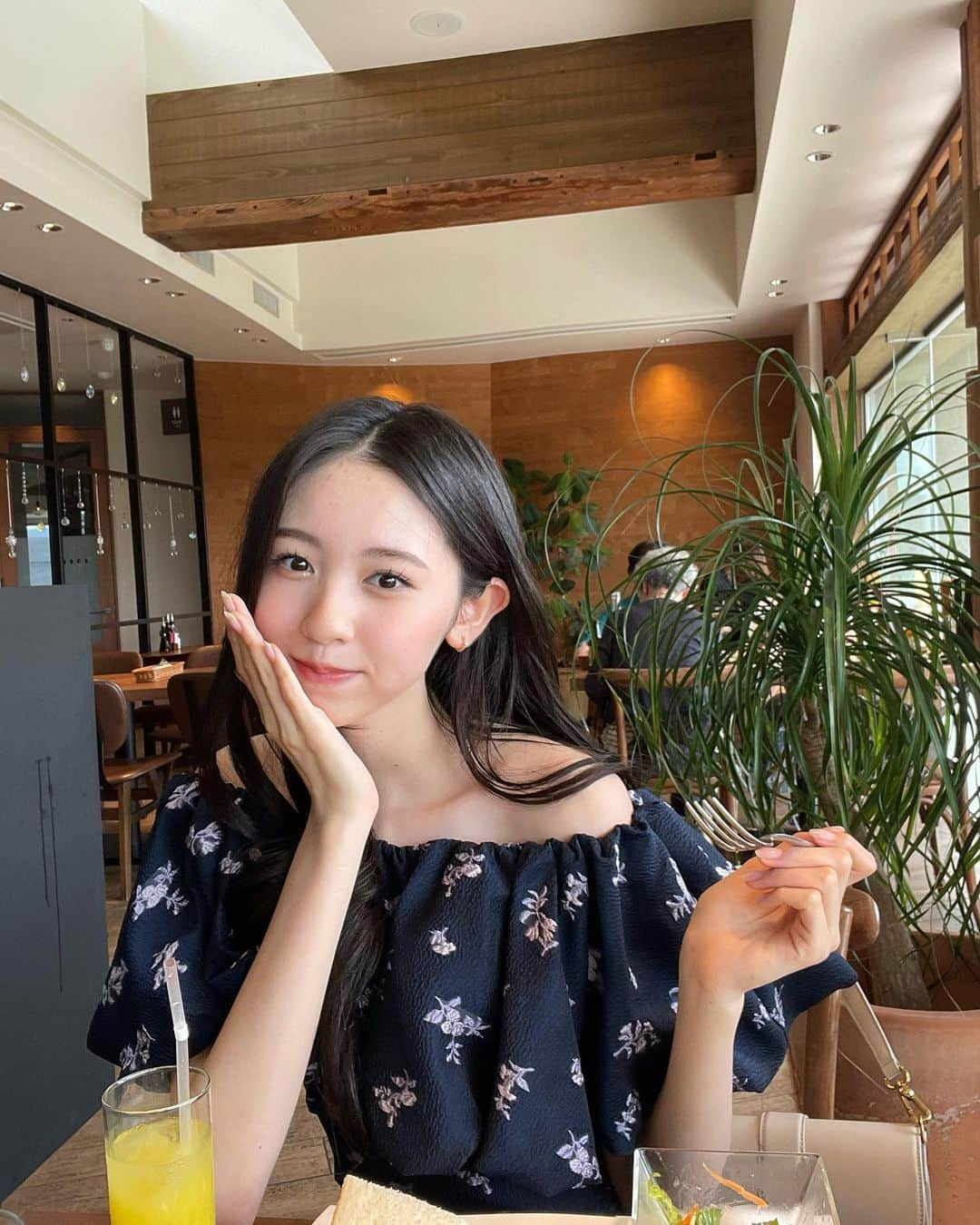 入江美沙希さんのインスタグラム写真 - (入江美沙希Instagram)「初めてアヒージョ食べて、好きになっちゃた...！ パンと食べるん美味しすぎる🍞！ ⁡ ⁡ ⁡ 明日はTGCteen　 地元大阪での開催で嬉しい🌜楽しみです〜！ ⁡ ⁡ ⁡ ⁡ ⁡ ⁡ #TGCteen#TGC#ファッションショー#大阪 #snidel #スナイデル#オフショル #06 #06년생#jk1#jk#ロングヘア#メイク#トップス#アヒージョ#ランチ#カフェ#韓国メイク#韓国コーデ#韓国ヘア#巻き髪#外巻き#コテ#韓国巻き#前髪なし#入江美沙希」8月10日 20時57分 - irie_misaki_official