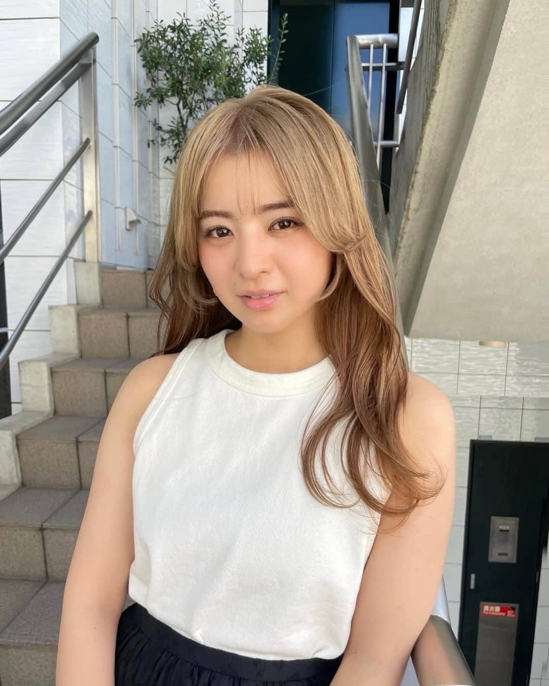 田中優衣さんのインスタグラム写真 - (田中優衣Instagram)「今回も前田さんに丸投げヘア💇‍♀️🌈 のためカラー詳細は前田さんまでお願いします🥺  シャンプーしたくれたスタッフさんの 力が私にマッチしすぎて3回とも全部寝てたので 目が赤いです👀笑  結婚式で明るくするか暗くするか 迷ってて明るくしてみました。 どっちにしよう〜🤔」8月10日 21時25分 - heisei_8nen