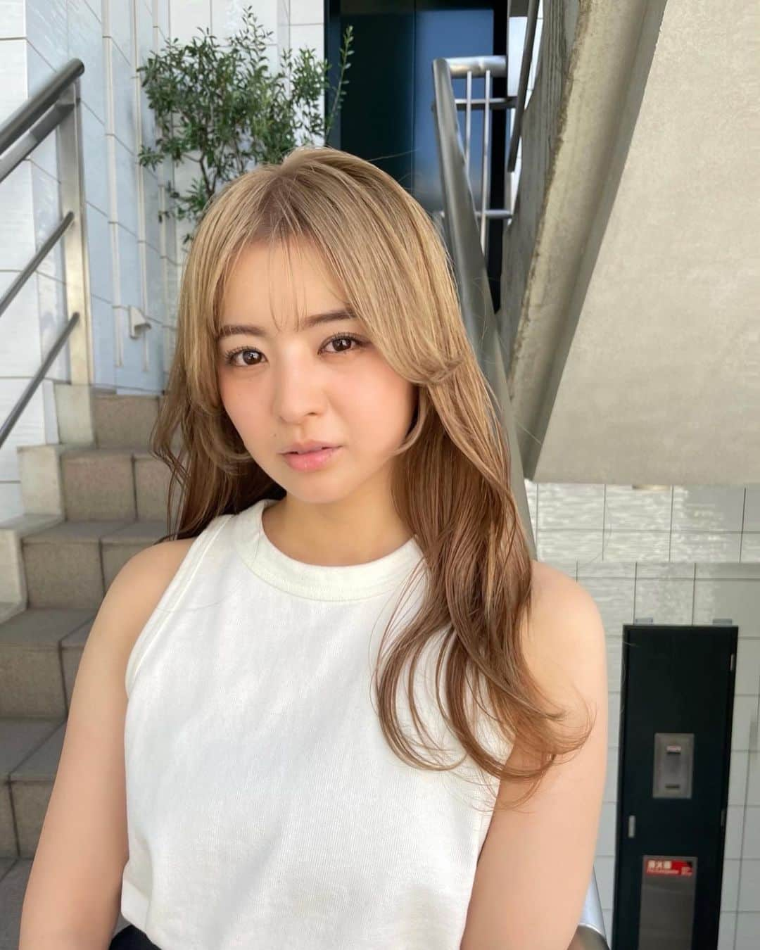 田中優衣さんのインスタグラム写真 - (田中優衣Instagram)「今回も前田さんに丸投げヘア💇‍♀️🌈 のためカラー詳細は前田さんまでお願いします🥺  シャンプーしたくれたスタッフさんの 力が私にマッチしすぎて3回とも全部寝てたので 目が赤いです👀笑  結婚式で明るくするか暗くするか 迷ってて明るくしてみました。 どっちにしよう〜🤔」8月10日 21時25分 - heisei_8nen