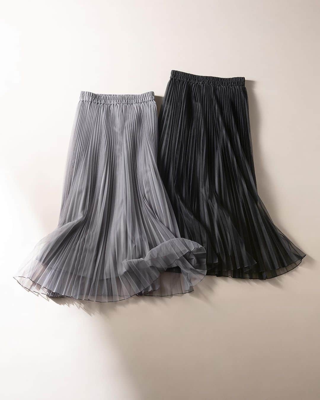 PLST（プラステ）さんのインスタグラム写真 - (PLST（プラステ）Instagram)「【RE ARRIVAL】 発売直後から大人気！ シーズンレスに着用可能なプリーツスカートの完売カラー・サイズが本日再入荷✨  チュールプリーツロングスカート  ¥12,000  ✔︎歩いた時の揺れ感がきれいなシアー素材 ✔︎少しハリのある素材で、プリーツの折り山がしっかりと出る設計 ✔︎帯電防止加工付きで快適な着心地  着用アイテムの詳細は、画像をタップして頂き商品タグよりご覧頂けます。  #PLST #プラステ #プラステコーデ #PLSTコーデ #コーデ #コーディネート #カジュアルコーデ #シンプルコーデ #きれいめカジュアル #トレンドコーデ #トレンド #ベーシックコーデ #チュールスカート #プリーツスカート #ロングスカート」8月10日 22時02分 - plst_official