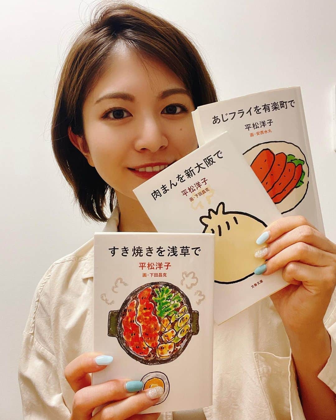 千葉真由佳さんのインスタグラム写真 - (千葉真由佳Instagram)「【メロンを神楽坂で🍈】 東京でつがる市のメロンが食べられるですってー！？  ねぶた・ねぷたに行けない夏なんて夏じゃない、と悲しんでいた私ですがスイーツで元気を取り戻しました。  メロン専門店 “メロンとロマン”。 ８月いっぱいは青森県産の品種が食べられると聞いて、 すっ飛んで行きました。  果肉を感じるメロンソーダは こっくり甘いのに 微炭酸でさっぱり爽快😋🍹 レトロな見た目も好き🫶  メロンをガブっと できる瞬間って幸せだ🍈  香りにも癒やされる～ すてきな空間でした。   食べながらお気に入りの本の 平松洋子さんの食のエッセイを思い出しました。 「メロンを神楽坂で」も あったらいいのになぁ～なんて。    TBSニュースのキャスターコラムもアップさせて頂きました。(https://www.tbs.co.jp/cstbsnews/column/chiba/index-j.html) よかったらこちらもあわせて ご覧くださいね💁‍♀️  #メロンとロマン#🍈 #メロンスイーツ #神楽坂#神楽坂グルメ#メロメロ #メロンクリームソーダ #フルーツサンド#メロンプリン #食いしん坊#アナウンサー #キャスター#青森県産メロン #つがる市#タカミメロン #旬のフルーツ#千葉真由佳 #真由佳の本棚#読書好き#好きな本  #tbsニュース #キャスターコラム#見てね  ※大雨で大変な地域のみなさん このあとも安全な場所で 無理せず過ごしてください。  私の好きな地域の魅力を伝えること、食を通して伝えられることなどやれることは僅かですが 小さな応援を長いスパンで できたらいいなと願ってます。」8月11日 0時34分 - mayuka.chiba