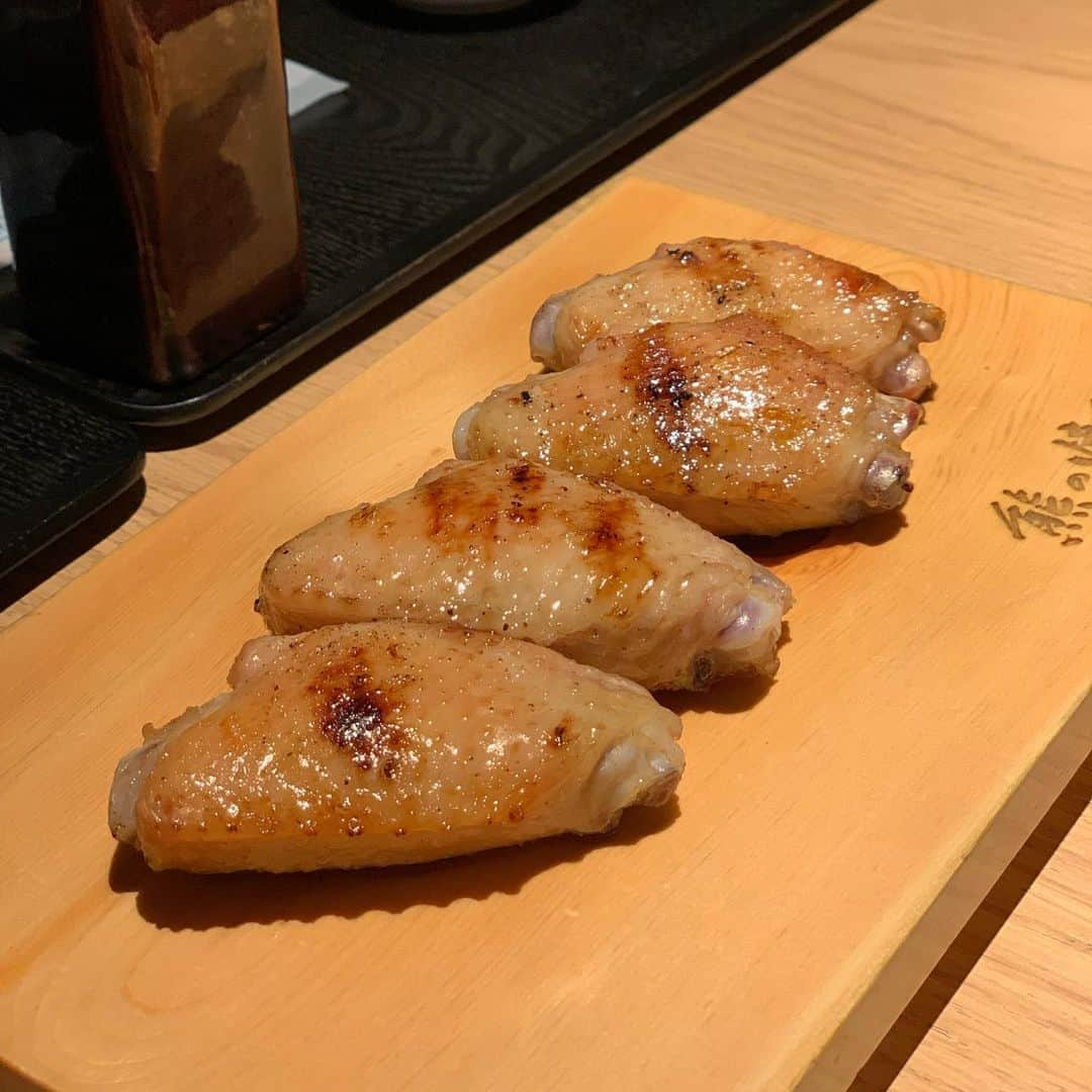 吉川ちえさんのインスタグラム写真 - (吉川ちえInstagram)「【🧸🐓🧸🐓🧸🐓】 . 大阪発の人気焼き鳥屋さん ✅熊の焼鳥 中目黒 を先日食べに行きました🥰💓 . 紀州備長炭で焼くこだわりの 焼き鳥コース🐓を頂きました🙏 . 鶏のうまみを引き出しながら焼いて 全部美味しかった~🫶💕 〆のイチオシはこだわり満載の 「たまごかけご飯🥚」 . 追加でウニやトリュフやいくらなど トッピングする事が出来たよ✊‼️ 〆まで美味しかった😋❤️ . お店も熊のマスコットがたくさん いて可愛かったー🧸💓💓 . #熊の焼鳥 #熊の焼き鳥中目黒  #熊の焼鳥中目黒 #中目黒グルメ #焼き鳥屋 #焼鳥好きな人と繋がりたい」8月11日 1時30分 - yoshikawachie_16