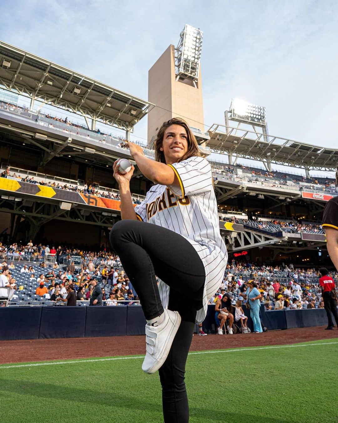 マッケンジー・ダーンさんのインスタグラム写真 - (マッケンジー・ダーンInstagram)「It was a lot of fun throwing the first pitch for the Padres yesterday! They also got the win ending the game with a great home run!! Thank you @padres for having my family and I enjoy this experience!!  • • Foi uma experiência irada jogar a primeira bola do jogo dos Padres de Baseball! Parabéns @padres pela vitória e obrigada por me receber junto com a minha família na casa de vocês!!  • • ⚾️🏟」8月11日 2時56分 - mackenziedern