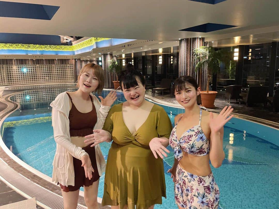 大島璃乃さんのインスタグラム写真 - (大島璃乃Instagram)「よるのブランチ🌃🌙 【毎週水曜よる１１時５６分~】 ご視聴ありがとうございました🦩💕  オダウエダさんとナイトプールに 映えスポット、日本酒と美味しいお料理 真夏の夜遊び最高でした🤩❤️  TVerにて見逃し配信しています‼️ ぜひご覧ください🌈✨  #よるのブランチ #おとな #女子  #女子会 #女子会 #真夏の夜遊び  #夜遊び #ナイトプール #水着 #水着コーデ  #水着女子 #横浜 #横浜ホテル  #プール #最新水着 #トレンド  #トレンドコーデ #映えスポット #映え写真  #映え旅 #日本酒🍶 #日本酒で乾杯  #料理 #お酒に合う料理」8月11日 9時36分 - oisland_rino25