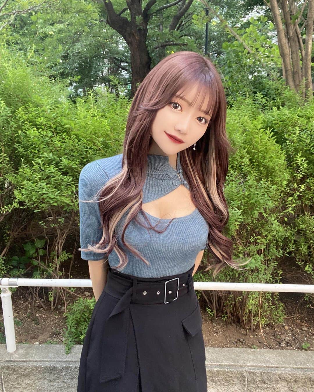 YUINAさんのインスタグラム写真 - (YUINAInstagram)「new hair🤍🤍🤍  久しぶりにインナー復活させた🫶🏻  めちゃくちゃ可愛いお気に入り！  じょうくんありがとう🥹💭  @koizu.me   毎月お世話になってる　@three.shibuya へ👟  毎月行ってるお陰で効果が出てて嬉しい😂😂😂  また来月もお世話になります🌟」8月11日 12時11分 - y_i_n35