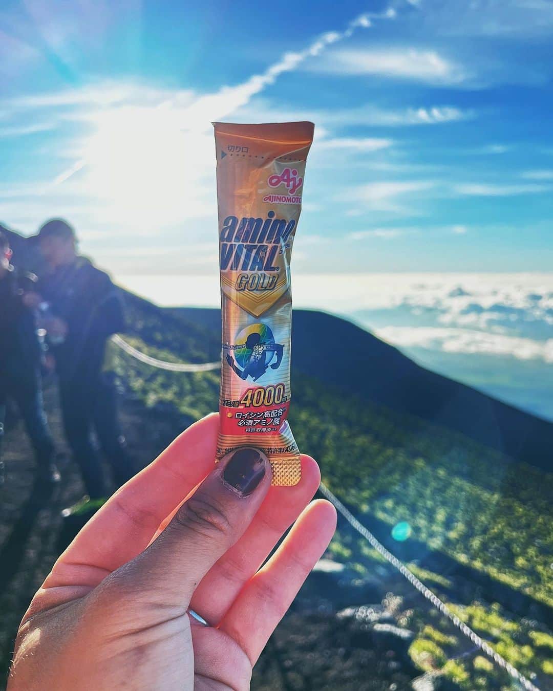 吉田知那美さんのインスタグラム写真 - (吉田知那美Instagram)「・ Mt.FUJI / 3776m  富士山はすごく美味しかったです🏔 ・ 富士宮ルートの萬年雪荘のみなさんは優しく迎えてくれて、とっても気持ちの良いモーニングコーヒーを頂きました☕️ 御殿場ルートの砂走館では、山小屋のお母さんが作ったじゃがいもを使った美味しい懐かしい熱々のカレーライスを頂きました🍛疲労が取れて身体にエネルギーかえってくるカレーライスでした。  トレーニングと栄養の実地実験、富士登山。 とても良い勉強になりました🏔 登山前、中、後と適所でアミノバイタルとアミノバイタルパーフェクトエネルギーゼリー等を摂っていたので、 今朝も特に疲労感は無く、今日も元気にトレーニングできそうです🫶🏔 回復力サポート大事❤️‍🩹  #富士山 #登山 #climbing  #training #トレーニング #アミノバイタル @aminovital_jp #萬年雪荘 @mannenyuki_mt.fuji #砂走館」8月11日 14時25分 - chinami1991