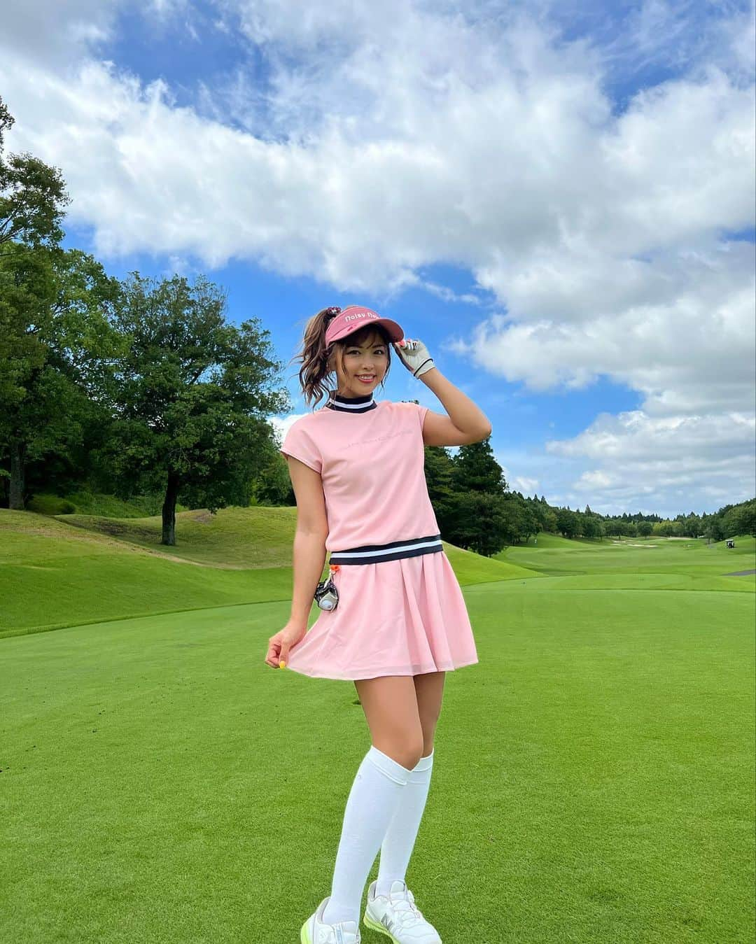 あおい夏海さんのインスタグラム写真 - (あおい夏海Instagram)「先月のスマイル @smilegolf2018 の ゴルフラウンドイベントは 初の成田ゴルフ倶楽部でした‼️  練習場も綺麗で充実！ クラブハウスもコースも綺麗でしたぁ😍✨ ランチの冷しゃぶもとってもさっぱりして美味しかったです‼️ この日も暑かったけど、 6月の40度超えた熊谷でゴルフに比べたら全然いけました！笑  いつも暑い中参加してくださってありがとうございます🥹🙏✨ 今年の夏もたくさん思い出作りましょう✨  また成田ゴルフ倶楽部いきたいな💓  この日のウエアは @junandrope のピンクコーデ💓   #ゴルフ #ラウンドイベント #ゴルフ女子  #ゴルフコーデ  #スマイルゴルフ #成田ゴルフ倶楽部 #夏 #夏コーデ #ピンクコーデ  #ジュンアンドロペ  #ジュンロペ」8月11日 14時27分 - natsumi.aoi