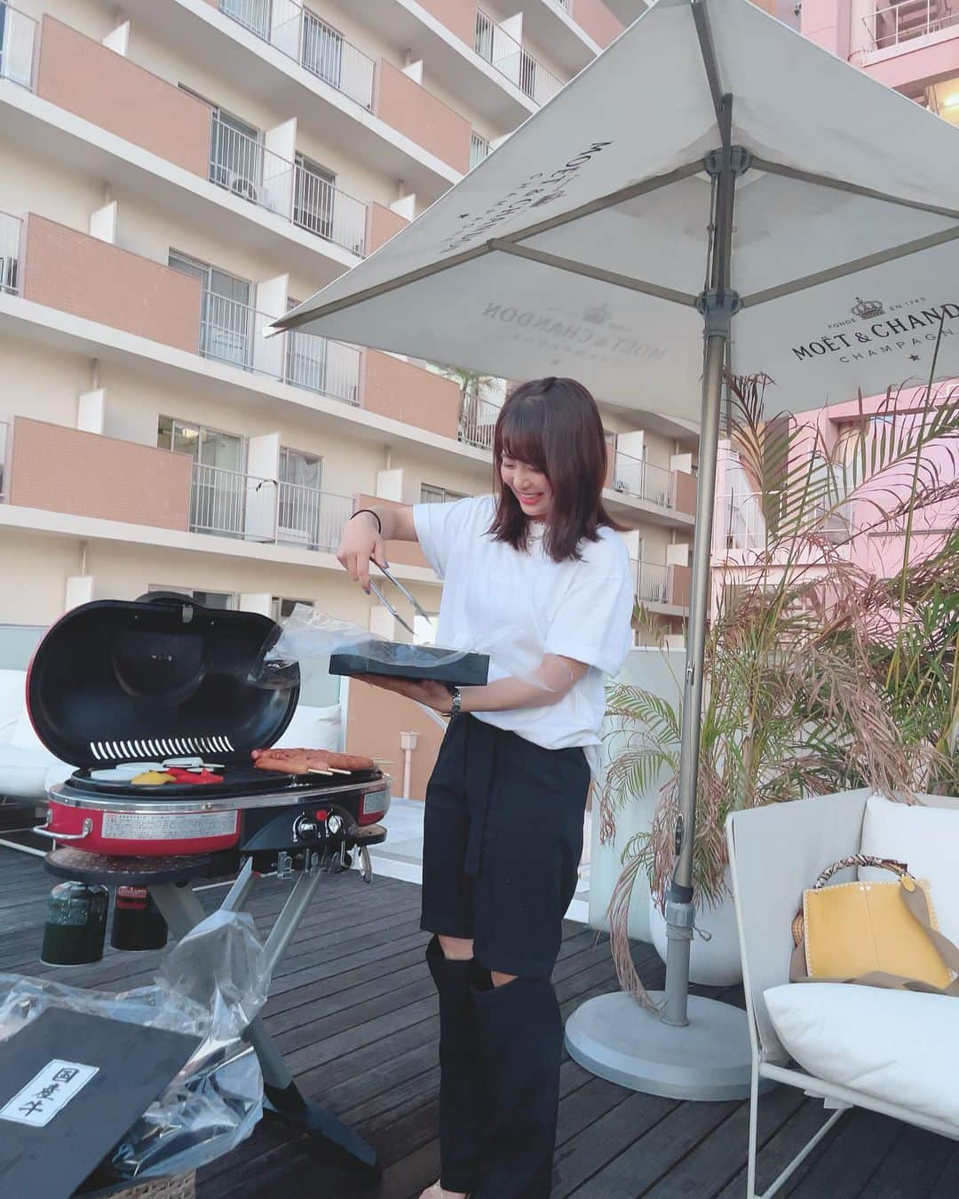 平嶋夏海さんのインスタグラム写真 - (平嶋夏海Instagram)「@moska_by_gingergarden の屋上でBBQした時の🌻 お肉ちゃんと撮ればよかったー😭 食べるのとお喋り夢中で忘れちゃった😭 風も抜けるし、お肉も美味しそうだし、雰囲気素敵だし、MOSKAのアカウントに飛んだらもっといい写真いっぱいあるからそれ見てください笑 もうちょっと涼しくなったまたBBQしたいなあ🥓🫑🍖🍆🥩🧅」8月11日 15時42分 - natsuminsta528