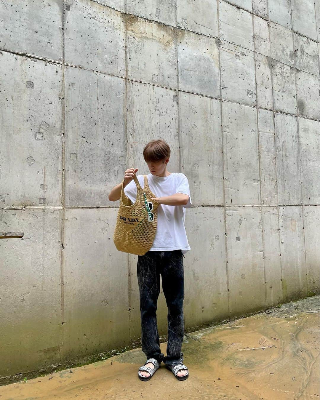 ジェヒョンさんのインスタグラム写真 - (ジェヒョンInstagram)「Enjoying my #PradaTropico Summer」8月11日 15時59分 - _jeongjaehyun