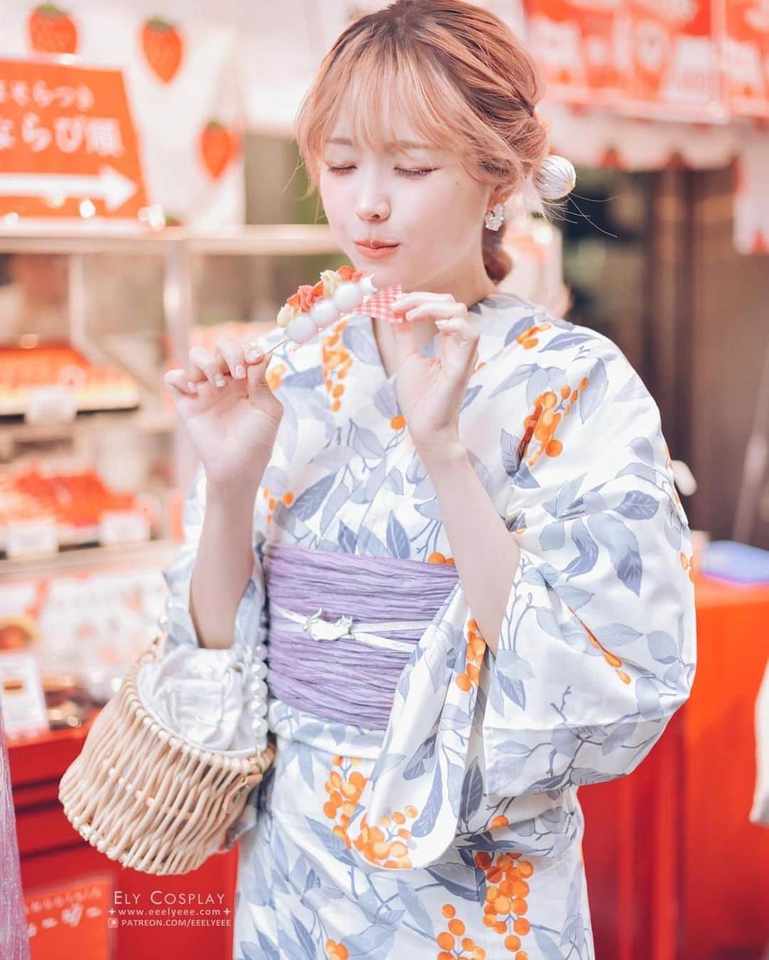 Elyさんのインスタグラム写真 - (ElyInstagram)「"Odango" is one of my favorite Japanese sweets!🍡🍡 In this photo set ,I'll show you some beautiful street scene in ASAKUSA.🧡  ✧～✧～✧ お団子大好き💕🍡 毎日食べたいですが、顔がお団子みたい丸々になるかもしれない…🥹  ✧～✧～✧ E子非常喜歡吃日式團子✨(吃到臉都圓的像團子....😳 這次拍攝的團子是這幾年在淺草出現的新品種~ 充滿可愛裝飾繽紛可愛適合拍照的美美團子 味道意外的很好吃!!(看照片就知道(ﾉ≧ڡ≦)  📷 @dzzdm 👘 @kimono_luna  #ely #elycosplay #yukata #ゆかた #浴衣 #portrait #blessed」8月11日 16時26分 - eeelyeee