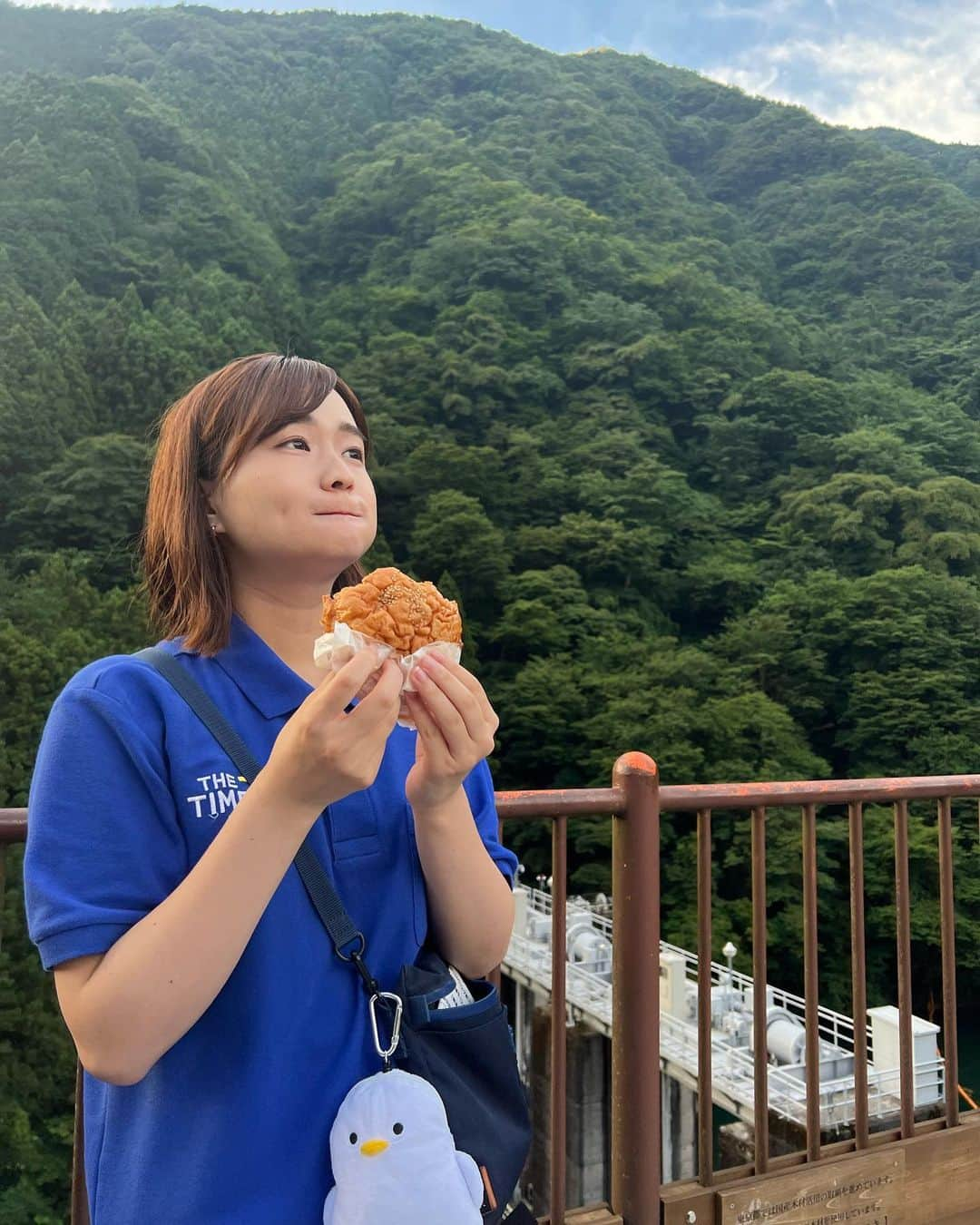 篠原梨菜さんのインスタグラム写真 - (篠原梨菜Instagram)「#朝5時の美味time 今日は山の日⛰ 東京・奥多摩町 山のぱ〜ん屋　森のダンスの自動販売機へ！ 奥多摩のお肉レストランが手がけるパン店。奥多摩バーガーを😋 お肉がぎっしり詰まって旨味たっぷり。奥多摩産のわさびを使ったわさびマヨネーズがピリッと！奥多摩新名物😋 #早朝グルメ #thetime_tbs #奥多摩グルメ #東京グルメ  #パン #奥多摩バーガー #山のぱーん屋森のダンス  #自動販売機 #奥多摩わさび #tbs  #山の日」8月11日 16時41分 - shinorinatbs