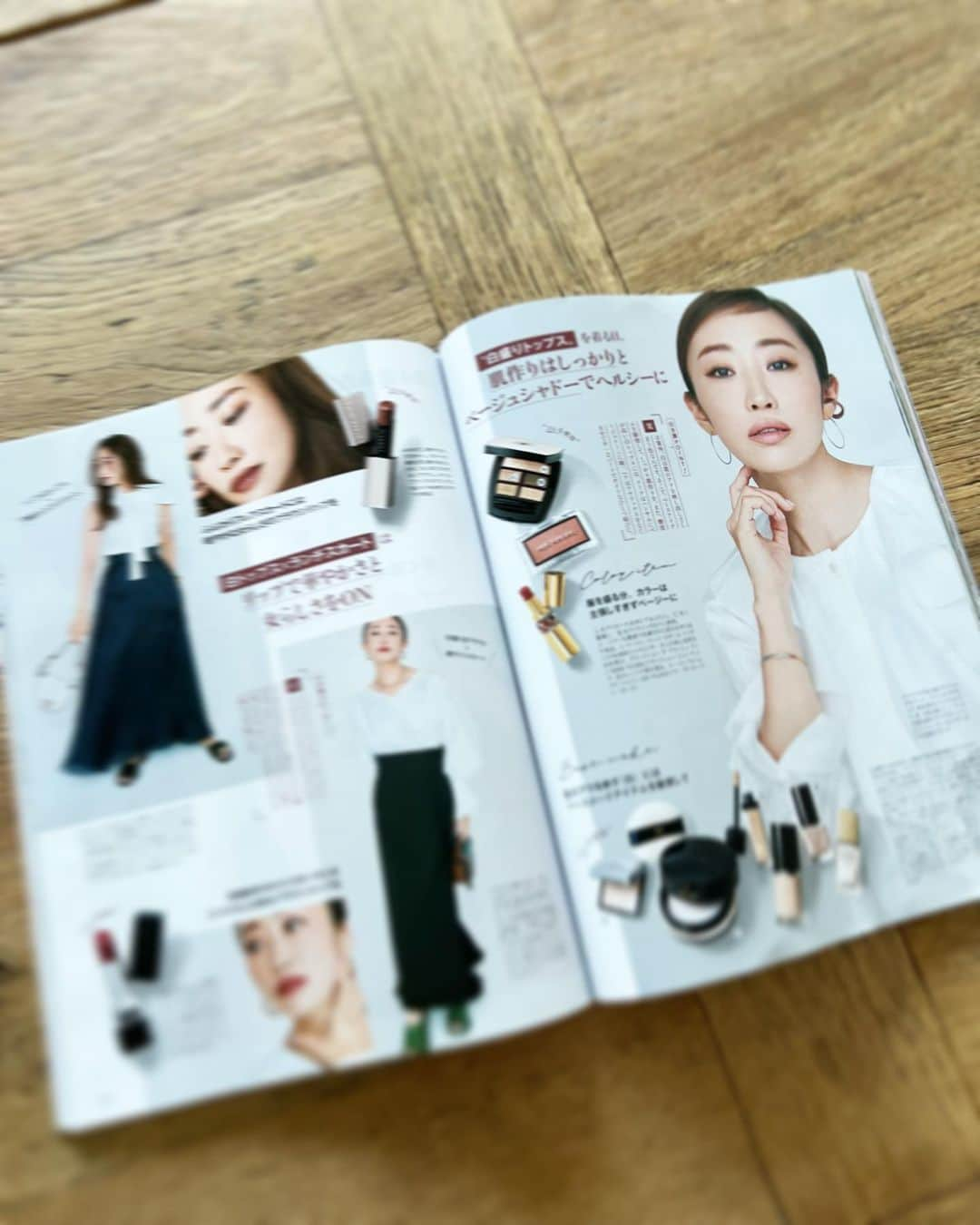 神崎恵さんのインスタグラム写真 - (神崎恵Instagram)「・ 発売中の「STORY」9月号。 3号連続で特集です。 今回は、「可愛いを着る日は、引き算ヘアメークで!」 ボリュームやフリルやリボン、いくつになっても好きなんです。 ただ、今の自分に似合うよう、合わせるヘアやメイクは工夫します。 先月号の肌映え・小顔見えの特集も好評をいただいたとのこと。嬉しいです🥰  @story_love40」8月11日 17時19分 - megumi_kanzaki