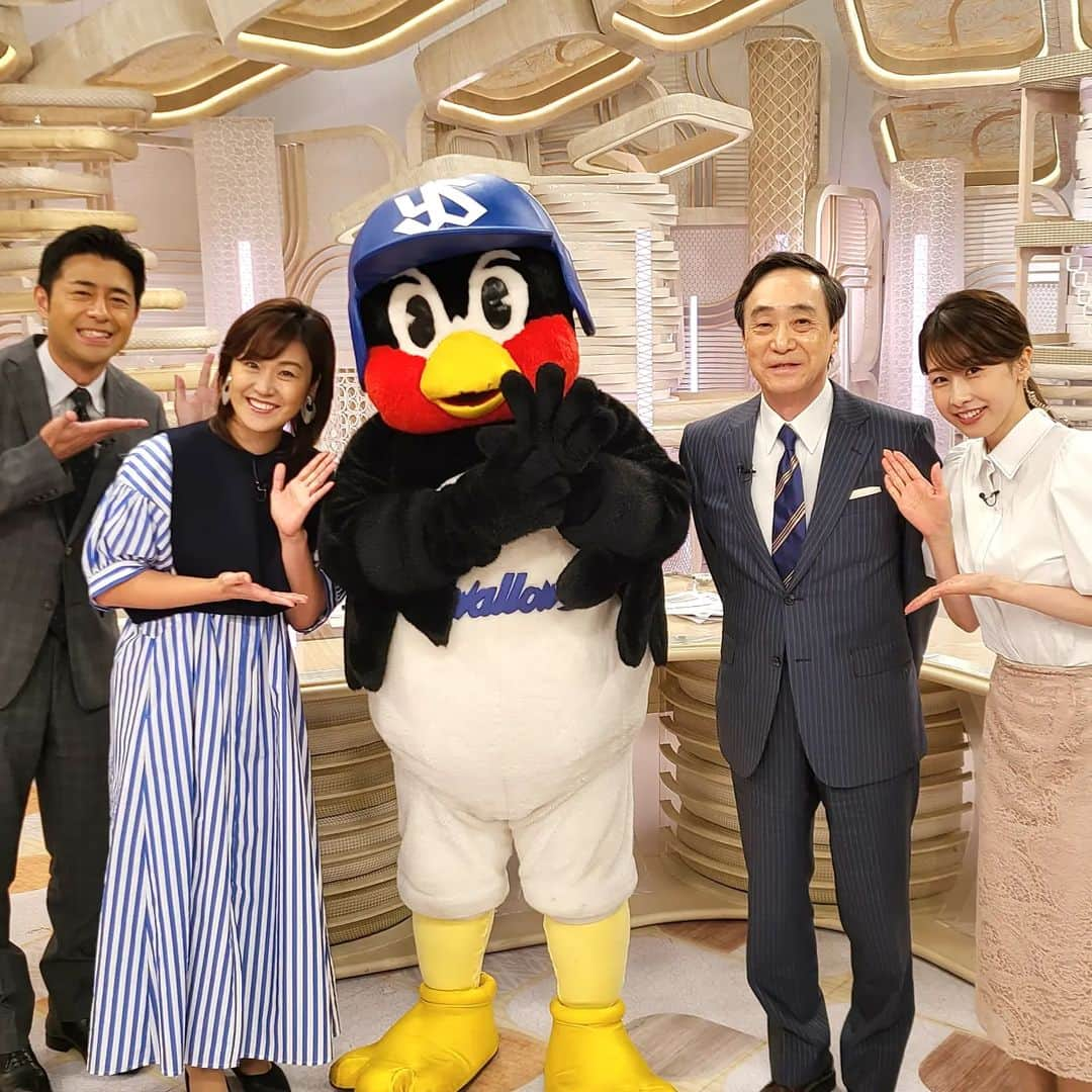 フジテレビ「プライムニュース イブニング」さんのインスタグラム写真 - (フジテレビ「プライムニュース イブニング」Instagram)「きょう #タテヨミ では、＃大谷翔平 選手の104年ぶりの偉業についてお伝えしました⚾✨  エンゼルスタジアムに看板広告を出している＃ヤクルト がアメリカで爆売れ… そうお伝えした時、＃つば九郎 がスタジオに！  知らされていなかった加藤キャスターはまさかの登場にびっくりでした。  つば九郎、来てくれてありがとうございました✨  #つば九郎がイットに乱入 !? ＃加藤綾子　@ayako_kato.official  ＃榎並大二郎　@enami_daijiro  ＃石本沙織  ＃柳澤秀夫」8月11日 18時09分 - livenews_it