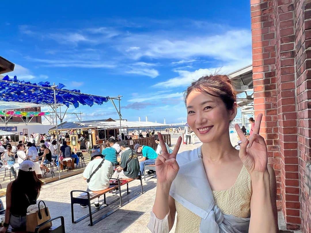 梅本理恵さんのインスタグラム写真 - (梅本理恵Instagram)「お盆休みに入りました。☺︎ ⁡ 今日は横浜へ。 久しぶりのみなとみらい。☺︎ 山下公園から、 赤レンガ倉庫までプラプラとお散歩。 途中イベントに立ち寄り ランチして、 また海を見ながらお散歩。 猛暑に負けそうになるくらいの日。 負けずに楽しめた♡ ⁡ 新しく出来たロープウェイに 乗ってみたいなー。 ⁡桜木町駅前から横浜ワールドポーターズ前まで 5分らしい。 ⁡ ⁡ ⁡ ⁡ ⁡ #横浜 #よこはま #yokohama #みなとみらい #赤レンガ倉庫 #横浜赤レンガ倉庫 #赤レンガ倉庫イベント #みなとみらい散歩 #横浜ロープウェイ #横浜観光 #夏休み #おでかけスポット #おでかけグルメ #アラフィフ#アラフィフコーデ #美容 #美活 #エイジングケア #はんなり #美魔女 #梅本理恵 #水分補給忘れずに #今日も感謝 ☺︎♡#姫ひまわり ？☺︎#きくちゃんカメラ📸」8月11日 18時17分 - rie___12ki