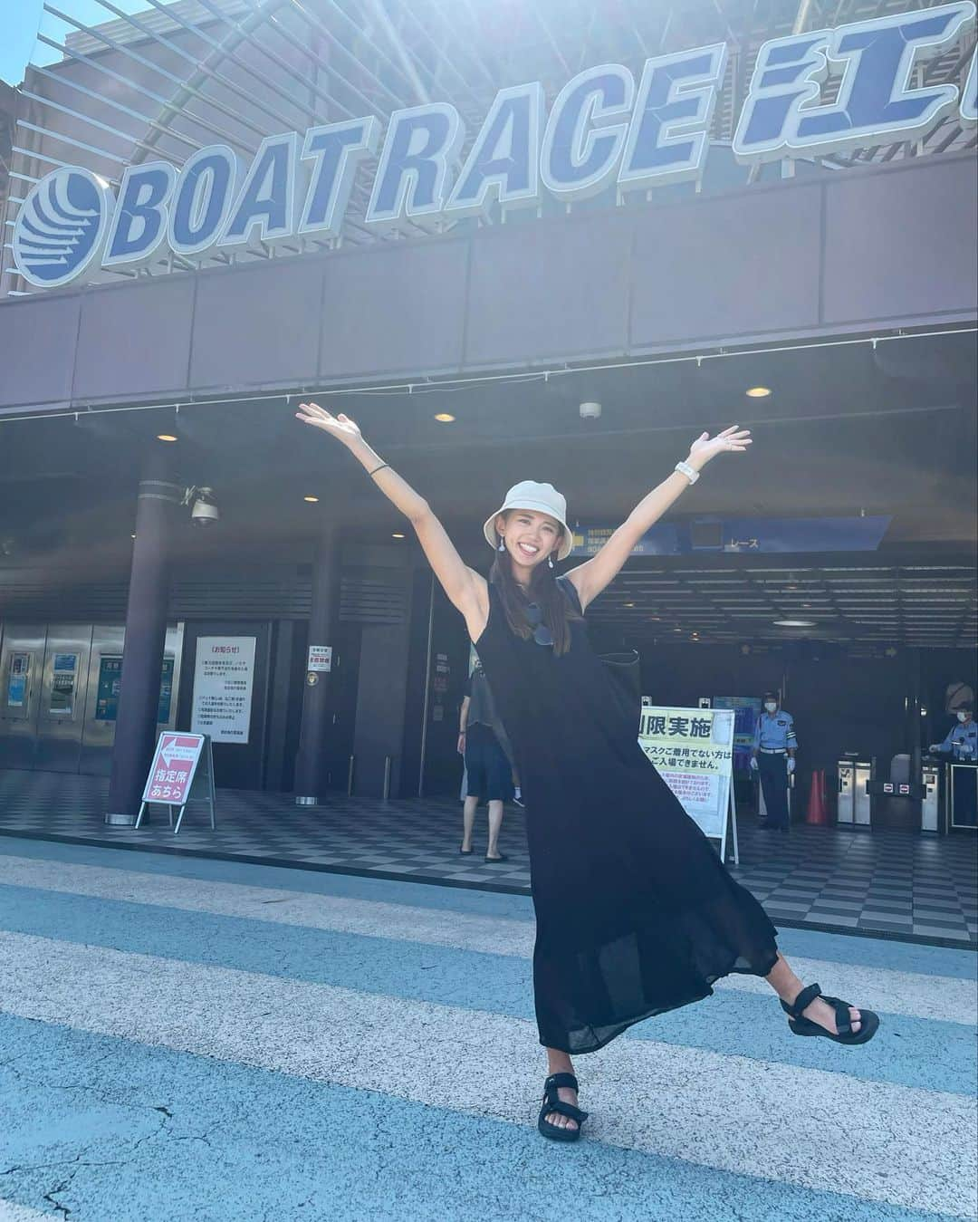 坪井ミサトさんのインスタグラム写真 - (坪井ミサトInstagram)「初めての生ボートレース🚤✨  お仕事でモニター越しにしか見たことがなかったので、 実際の雰囲気を味わいに行ってきました🔥  初心者にはハードルが高いイメージでしたが、 やり方を少し教わるだけで 簡単にできました😆 (最後だけアタリきた🤣)  選手のプロフィールを見ると 男性でも50kg前後！ ハードなトレーニングを日々 されているそうで、、、 私だったら簡単に飛ばされそう。笑  ボートレース甲子園の テーマソングを担当している @sui.utarun が一緒に行ってくれました💖  #ボートレース #ボートレース予想 #sport #スポーツ #ボートレース江戸川 #fitness #fitnessgirl」8月11日 18時26分 - misato1030