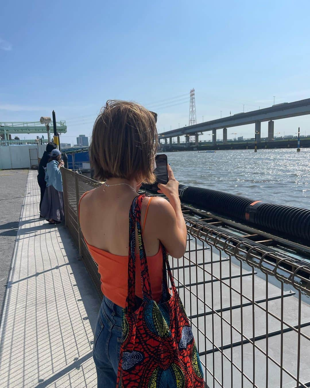 坪井ミサトさんのインスタグラム写真 - (坪井ミサトInstagram)「初めての生ボートレース🚤✨  お仕事でモニター越しにしか見たことがなかったので、 実際の雰囲気を味わいに行ってきました🔥  初心者にはハードルが高いイメージでしたが、 やり方を少し教わるだけで 簡単にできました😆 (最後だけアタリきた🤣)  選手のプロフィールを見ると 男性でも50kg前後！ ハードなトレーニングを日々 されているそうで、、、 私だったら簡単に飛ばされそう。笑  ボートレース甲子園の テーマソングを担当している @sui.utarun が一緒に行ってくれました💖  #ボートレース #ボートレース予想 #sport #スポーツ #ボートレース江戸川 #fitness #fitnessgirl」8月11日 18時26分 - misato1030