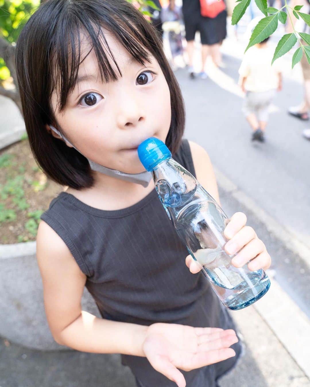Yukiさんのインスタグラム写真 - (YukiInstagram)「夏祭りで飲んだラムネ✨ 何年ぶりかなぁー😌💓  幼稚園の時以来なので3年ぶりかな⁉︎ お外で飲むラムネ、とっても嬉しそうでした☺️💕💕  #次女 #双子 #夏祭り #9歳 #一卵性 #kidsgram_tokyo  #ラムネ」8月11日 19時20分 - yukikuu96