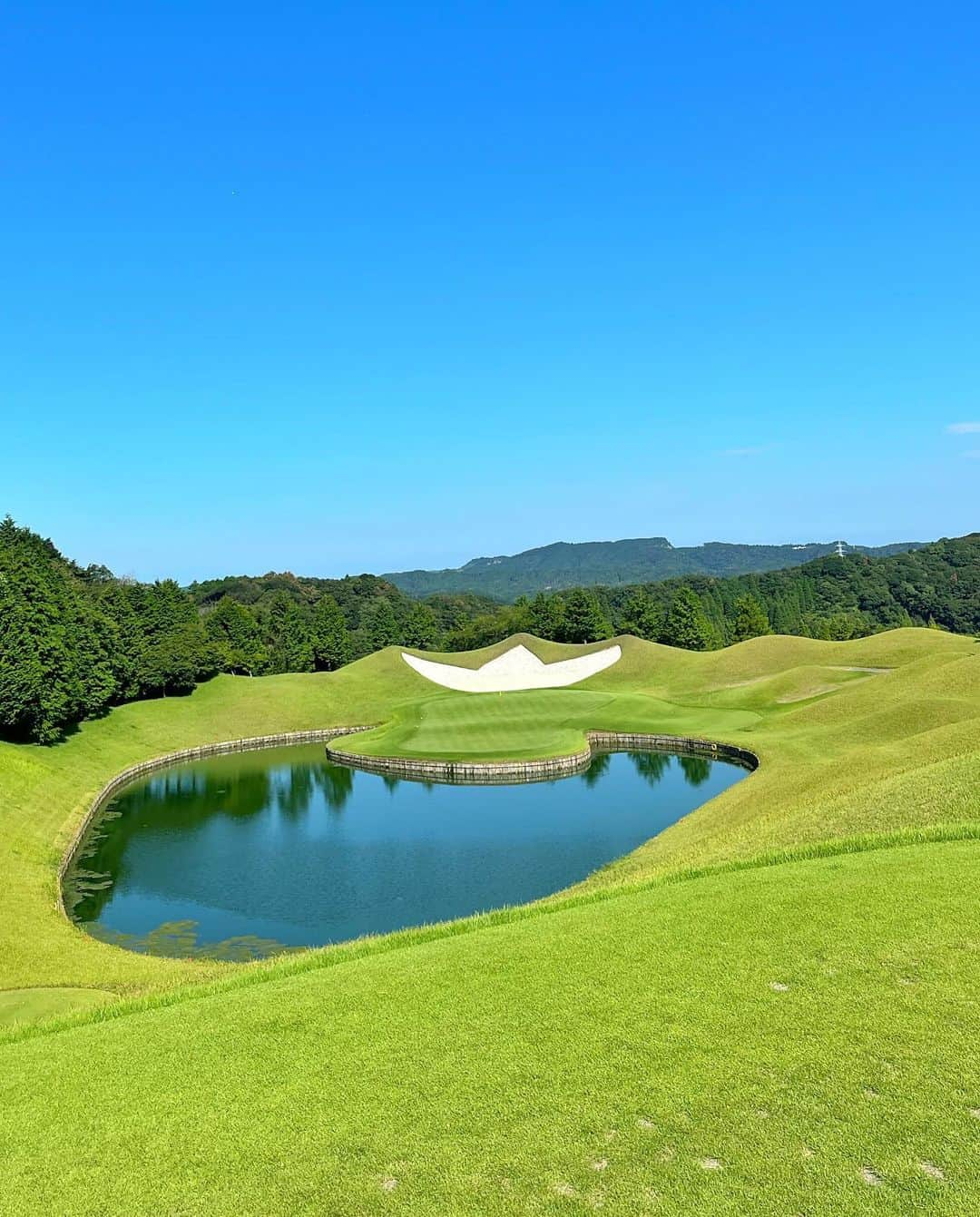 とくさきさんのインスタグラム写真 - (とくさきInstagram)「久しぶりのオークビレッヂでのラウンド💕⛳️ . ウェアは @cpggolf_official のセットアップにしたよ🤍🖤 . 久しぶりのオークは相変わらず難しかったけど、とにかく楽しかった😌 🔴から90切れたことなかったコースで⚪️から80台で回れたのは嬉しい😆 .  #ゴルフ#ゴルフ女子#golf#golfgirl#golfswing#ゴルフスイング#sports#スポーツ#スポーツ女子#골프#골프여자#尔夫球#高尔夫#ゴルフウェア#golfwear」8月11日 19時45分 - tokusaki_golf