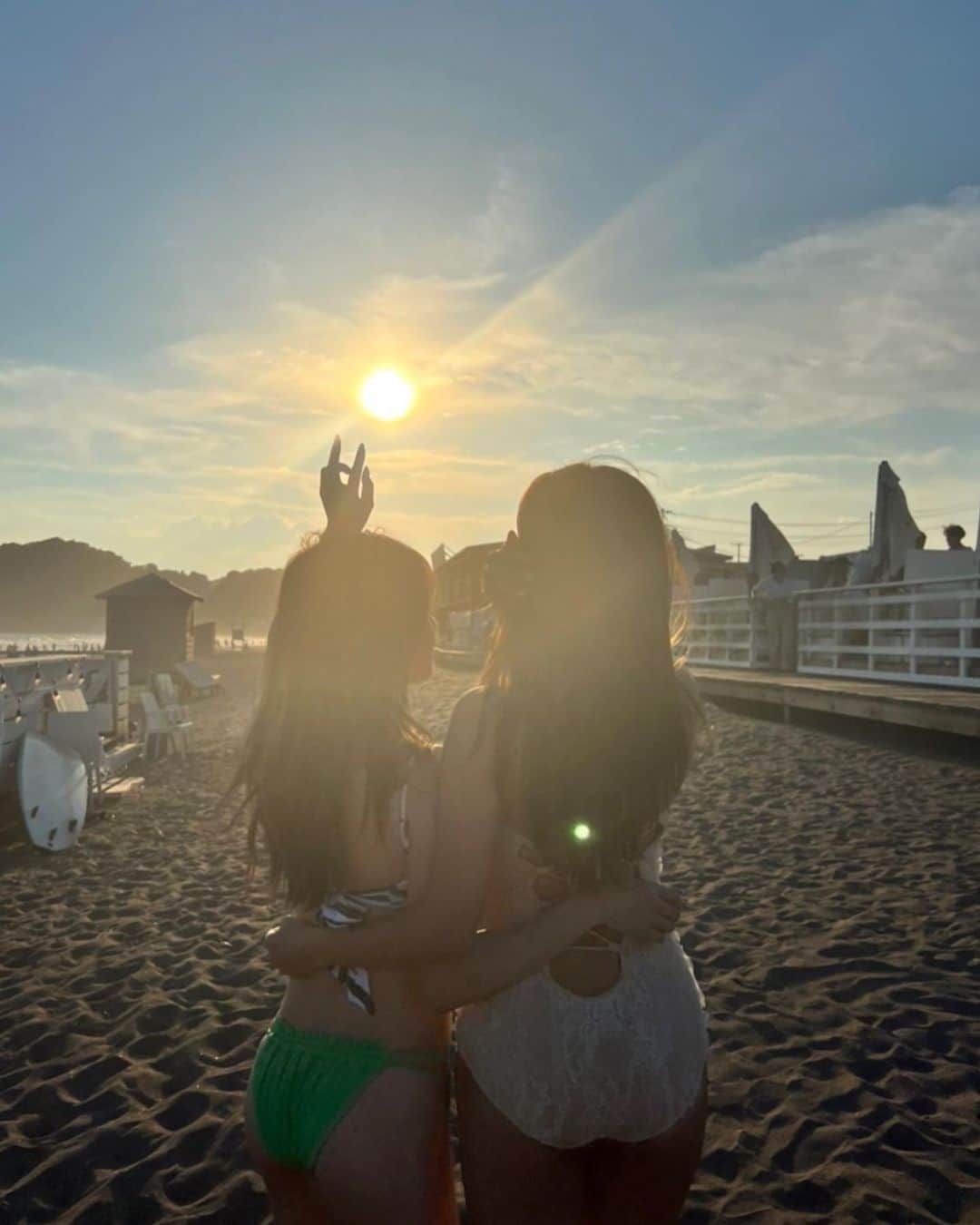 徳本夏恵（なちょす）さんのインスタグラム写真 - (徳本夏恵（なちょす）Instagram)「⁡ ⁡ ⁡ Warmth of heart is important。 ⁡ ⁡ なちょみゆで由比ヶ浜にちょっとだけ夏しに。🤍 ⁡ ⁡ ⁡ なにするよりも、 そばにいるのは心があたたかい人といるのが一番幸せでいられる秘訣やなぁって、 高めるのは自分自身で充分＾＾ 自分軸がはっきりしてきたこの頃はとっても心が充実してます。 やから私はそばにいる人みんなに暖かい心でいたいななんて。 みゆといるといつも幸せなんだ。☺️ ⁡ ⁡ ⁡ ⁡ ⁡ #由比ヶ浜#beach#なちょみゆ」8月11日 20時04分 - nachos_kimono