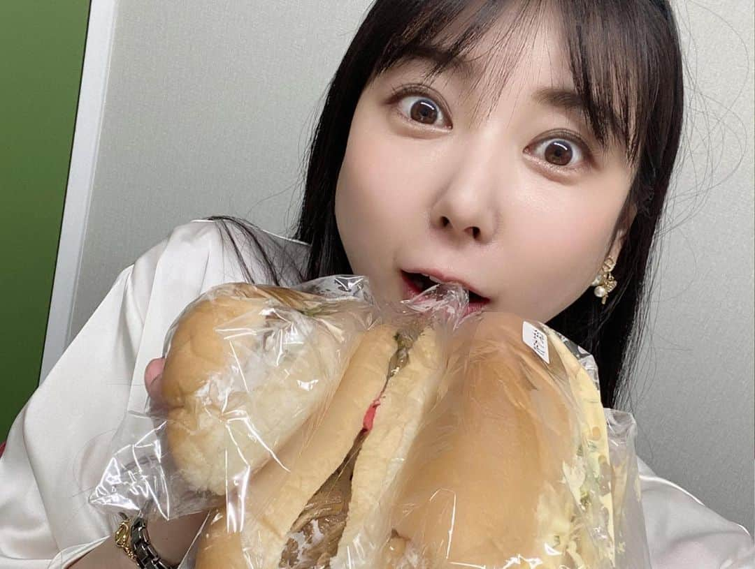 佐藤夢さんのインスタグラム写真 - (佐藤夢Instagram)「あさいあみちゃんホール様の来店終わりました〜👏👏  応援にきてくれた皆様、愛に来てくれてありがとうございました😊  今日は少し寂しいのかなぁってちょっぴり不安もあったけど、そんな事感じないぐらい毎クールに沢山のファンの方が駆けつけてくれてて、少しの時間でも顔見に来てくれて凄く嬉しかったです。  最終クールまで残ってくれて、皆んなでワイワイ写真タイムも楽しかったね！  こうやって愛に来てくれることが、これからも佐藤夢の活動に繋がって店舗様や関係者様や皆んな皆んなに広がってくこと感じてくれたり一緒に大事に想う気持ちを持ってくれて幸せです。  今日も皆んなのお顔が見れて凄く元気もらえたし、美味しい差し入れも沢山用意してくれて🥺  いつもMCさんと、ディレクターさんの分と用意してくれて🥺  会えるだけも、私だけのでも嬉しいのに、嬉しさの倍増がめっちゃだよ！！  初めてのMC 里穂ちゃんのお客さまへの姿勢や私にも気配りして下さって色々お話も聞いてくれたり、お仕事に対しても尊敬できる方に出会えたなって思いました。  ディレクターの新庄さんも、いつも臨機応変に対応してくれて仲良くしてくれて今日のメンバーは心地良すぎた！！  ホント皆んな皆んな、ありがとーー👏👏  改めて店舗様が、来店に呼んでくれたことも感謝ね😘  また近々呼んでもらえるの楽しみしておかなきゃな！！笑笑  今日も有難うがいっぱいをありがとう！！  #妄想シリーズ #妄想グラビア #妄想トーク #妄想ストーリー #水着 #LINELIVE #ライブ配信  #軟乳 #グラビア #大食いグラビア #黒髪ロング #黒髪ストレート #大阪で一番可愛い子 #おはもんもん #競馬女子 #地方競馬 #競馬予想 #SKNフラッシュ8 #そのだけいば #その金ナイター #イメージキャラクター #パチンコ #ギャンブル #実践来店 #トラスター」8月11日 20時13分 - dreamsatoo