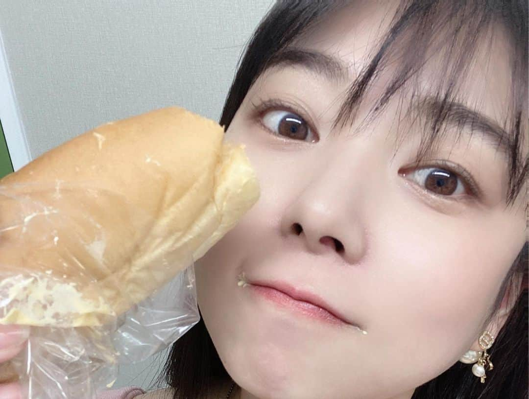 佐藤夢さんのインスタグラム写真 - (佐藤夢Instagram)「あさいあみちゃんホール様の来店終わりました〜👏👏  応援にきてくれた皆様、愛に来てくれてありがとうございました😊  今日は少し寂しいのかなぁってちょっぴり不安もあったけど、そんな事感じないぐらい毎クールに沢山のファンの方が駆けつけてくれてて、少しの時間でも顔見に来てくれて凄く嬉しかったです。  最終クールまで残ってくれて、皆んなでワイワイ写真タイムも楽しかったね！  こうやって愛に来てくれることが、これからも佐藤夢の活動に繋がって店舗様や関係者様や皆んな皆んなに広がってくこと感じてくれたり一緒に大事に想う気持ちを持ってくれて幸せです。  今日も皆んなのお顔が見れて凄く元気もらえたし、美味しい差し入れも沢山用意してくれて🥺  いつもMCさんと、ディレクターさんの分と用意してくれて🥺  会えるだけも、私だけのでも嬉しいのに、嬉しさの倍増がめっちゃだよ！！  初めてのMC 里穂ちゃんのお客さまへの姿勢や私にも気配りして下さって色々お話も聞いてくれたり、お仕事に対しても尊敬できる方に出会えたなって思いました。  ディレクターの新庄さんも、いつも臨機応変に対応してくれて仲良くしてくれて今日のメンバーは心地良すぎた！！  ホント皆んな皆んな、ありがとーー👏👏  改めて店舗様が、来店に呼んでくれたことも感謝ね😘  また近々呼んでもらえるの楽しみしておかなきゃな！！笑笑  今日も有難うがいっぱいをありがとう！！  #妄想シリーズ #妄想グラビア #妄想トーク #妄想ストーリー #水着 #LINELIVE #ライブ配信  #軟乳 #グラビア #大食いグラビア #黒髪ロング #黒髪ストレート #大阪で一番可愛い子 #おはもんもん #競馬女子 #地方競馬 #競馬予想 #SKNフラッシュ8 #そのだけいば #その金ナイター #イメージキャラクター #パチンコ #ギャンブル #実践来店 #トラスター」8月11日 20時13分 - dreamsatoo