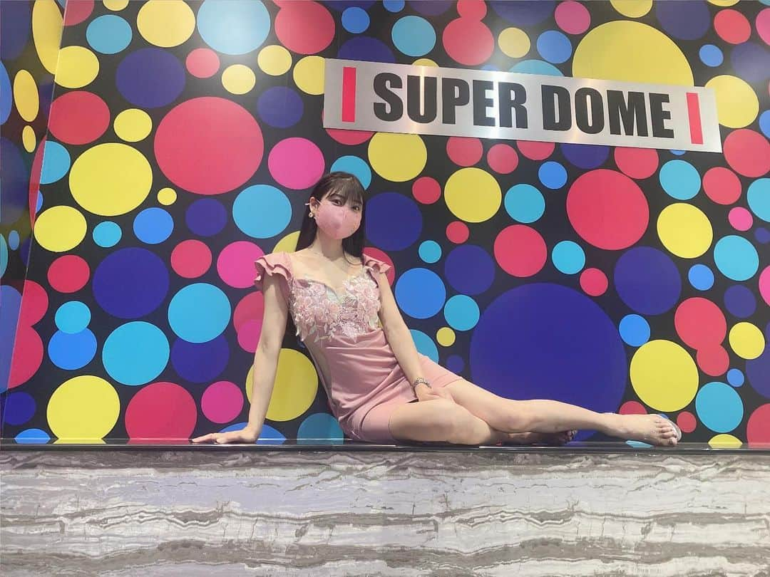 佐藤夢さんのインスタグラム写真 - (佐藤夢Instagram)「あさいあみちゃんホール様の来店終わりました〜👏👏  応援にきてくれた皆様、愛に来てくれてありがとうございました😊  今日は少し寂しいのかなぁってちょっぴり不安もあったけど、そんな事感じないぐらい毎クールに沢山のファンの方が駆けつけてくれてて、少しの時間でも顔見に来てくれて凄く嬉しかったです。  最終クールまで残ってくれて、皆んなでワイワイ写真タイムも楽しかったね！  こうやって愛に来てくれることが、これからも佐藤夢の活動に繋がって店舗様や関係者様や皆んな皆んなに広がってくこと感じてくれたり一緒に大事に想う気持ちを持ってくれて幸せです。  今日も皆んなのお顔が見れて凄く元気もらえたし、美味しい差し入れも沢山用意してくれて🥺  いつもMCさんと、ディレクターさんの分と用意してくれて🥺  会えるだけも、私だけのでも嬉しいのに、嬉しさの倍増がめっちゃだよ！！  初めてのMC 里穂ちゃんのお客さまへの姿勢や私にも気配りして下さって色々お話も聞いてくれたり、お仕事に対しても尊敬できる方に出会えたなって思いました。  ディレクターの新庄さんも、いつも臨機応変に対応してくれて仲良くしてくれて今日のメンバーは心地良すぎた！！  ホント皆んな皆んな、ありがとーー👏👏  改めて店舗様が、来店に呼んでくれたことも感謝ね😘  また近々呼んでもらえるの楽しみしておかなきゃな！！笑笑  今日も有難うがいっぱいをありがとう！！  #妄想シリーズ #妄想グラビア #妄想トーク #妄想ストーリー #水着 #LINELIVE #ライブ配信  #軟乳 #グラビア #大食いグラビア #黒髪ロング #黒髪ストレート #大阪で一番可愛い子 #おはもんもん #競馬女子 #地方競馬 #競馬予想 #SKNフラッシュ8 #そのだけいば #その金ナイター #イメージキャラクター #パチンコ #ギャンブル #実践来店 #トラスター」8月11日 20時13分 - dreamsatoo