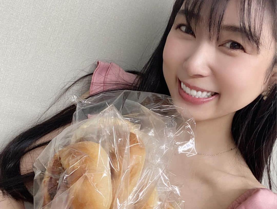 佐藤夢さんのインスタグラム写真 - (佐藤夢Instagram)「あさいあみちゃんホール様の来店終わりました〜👏👏  応援にきてくれた皆様、愛に来てくれてありがとうございました😊  今日は少し寂しいのかなぁってちょっぴり不安もあったけど、そんな事感じないぐらい毎クールに沢山のファンの方が駆けつけてくれてて、少しの時間でも顔見に来てくれて凄く嬉しかったです。  最終クールまで残ってくれて、皆んなでワイワイ写真タイムも楽しかったね！  こうやって愛に来てくれることが、これからも佐藤夢の活動に繋がって店舗様や関係者様や皆んな皆んなに広がってくこと感じてくれたり一緒に大事に想う気持ちを持ってくれて幸せです。  今日も皆んなのお顔が見れて凄く元気もらえたし、美味しい差し入れも沢山用意してくれて🥺  いつもMCさんと、ディレクターさんの分と用意してくれて🥺  会えるだけも、私だけのでも嬉しいのに、嬉しさの倍増がめっちゃだよ！！  初めてのMC 里穂ちゃんのお客さまへの姿勢や私にも気配りして下さって色々お話も聞いてくれたり、お仕事に対しても尊敬できる方に出会えたなって思いました。  ディレクターの新庄さんも、いつも臨機応変に対応してくれて仲良くしてくれて今日のメンバーは心地良すぎた！！  ホント皆んな皆んな、ありがとーー👏👏  改めて店舗様が、来店に呼んでくれたことも感謝ね😘  また近々呼んでもらえるの楽しみしておかなきゃな！！笑笑  今日も有難うがいっぱいをありがとう！！  #妄想シリーズ #妄想グラビア #妄想トーク #妄想ストーリー #水着 #LINELIVE #ライブ配信  #軟乳 #グラビア #大食いグラビア #黒髪ロング #黒髪ストレート #大阪で一番可愛い子 #おはもんもん #競馬女子 #地方競馬 #競馬予想 #SKNフラッシュ8 #そのだけいば #その金ナイター #イメージキャラクター #パチンコ #ギャンブル #実践来店 #トラスター」8月11日 20時13分 - dreamsatoo