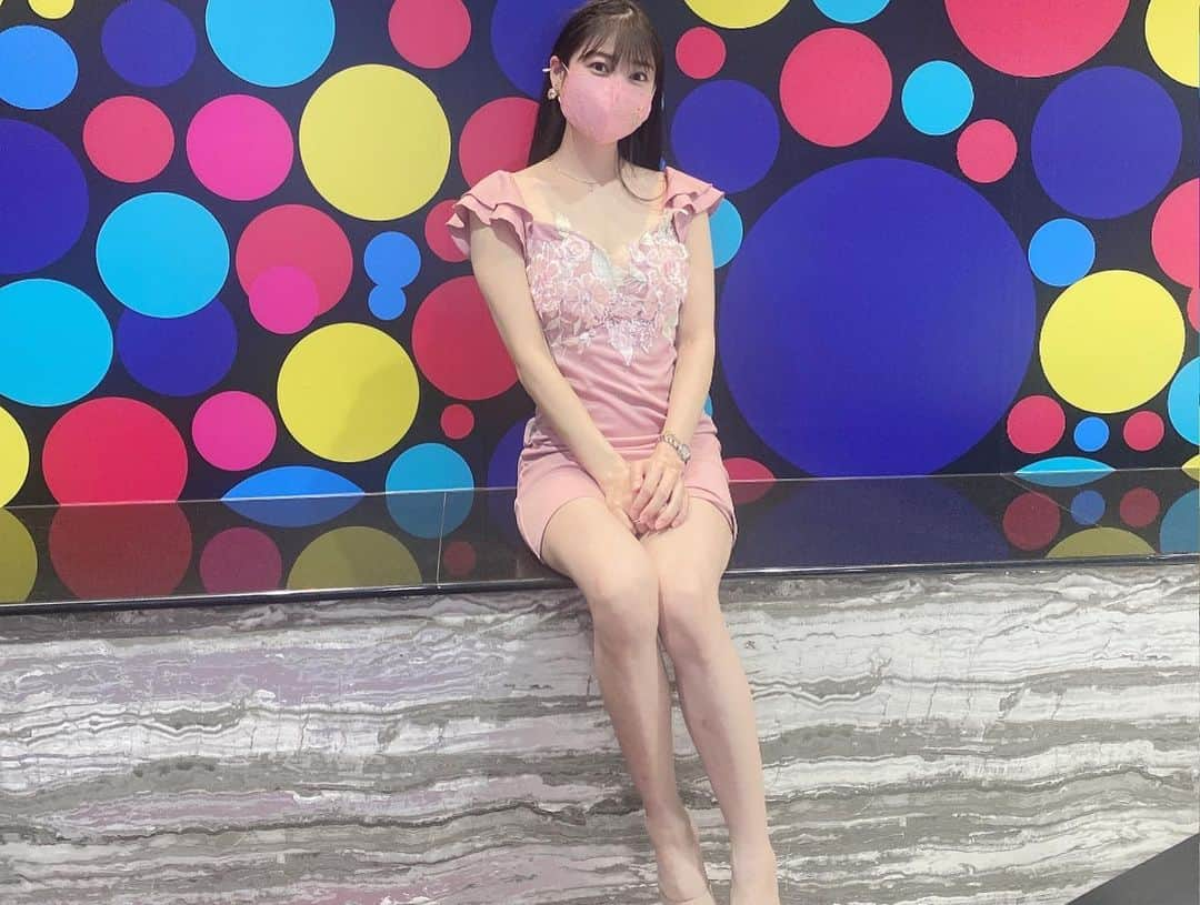 佐藤夢さんのインスタグラム写真 - (佐藤夢Instagram)「あさいあみちゃんホール様の来店終わりました〜👏👏  応援にきてくれた皆様、愛に来てくれてありがとうございました😊  今日は少し寂しいのかなぁってちょっぴり不安もあったけど、そんな事感じないぐらい毎クールに沢山のファンの方が駆けつけてくれてて、少しの時間でも顔見に来てくれて凄く嬉しかったです。  最終クールまで残ってくれて、皆んなでワイワイ写真タイムも楽しかったね！  こうやって愛に来てくれることが、これからも佐藤夢の活動に繋がって店舗様や関係者様や皆んな皆んなに広がってくこと感じてくれたり一緒に大事に想う気持ちを持ってくれて幸せです。  今日も皆んなのお顔が見れて凄く元気もらえたし、美味しい差し入れも沢山用意してくれて🥺  いつもMCさんと、ディレクターさんの分と用意してくれて🥺  会えるだけも、私だけのでも嬉しいのに、嬉しさの倍増がめっちゃだよ！！  初めてのMC 里穂ちゃんのお客さまへの姿勢や私にも気配りして下さって色々お話も聞いてくれたり、お仕事に対しても尊敬できる方に出会えたなって思いました。  ディレクターの新庄さんも、いつも臨機応変に対応してくれて仲良くしてくれて今日のメンバーは心地良すぎた！！  ホント皆んな皆んな、ありがとーー👏👏  改めて店舗様が、来店に呼んでくれたことも感謝ね😘  また近々呼んでもらえるの楽しみしておかなきゃな！！笑笑  今日も有難うがいっぱいをありがとう！！  #妄想シリーズ #妄想グラビア #妄想トーク #妄想ストーリー #水着 #LINELIVE #ライブ配信  #軟乳 #グラビア #大食いグラビア #黒髪ロング #黒髪ストレート #大阪で一番可愛い子 #おはもんもん #競馬女子 #地方競馬 #競馬予想 #SKNフラッシュ8 #そのだけいば #その金ナイター #イメージキャラクター #パチンコ #ギャンブル #実践来店 #トラスター」8月11日 20時13分 - dreamsatoo