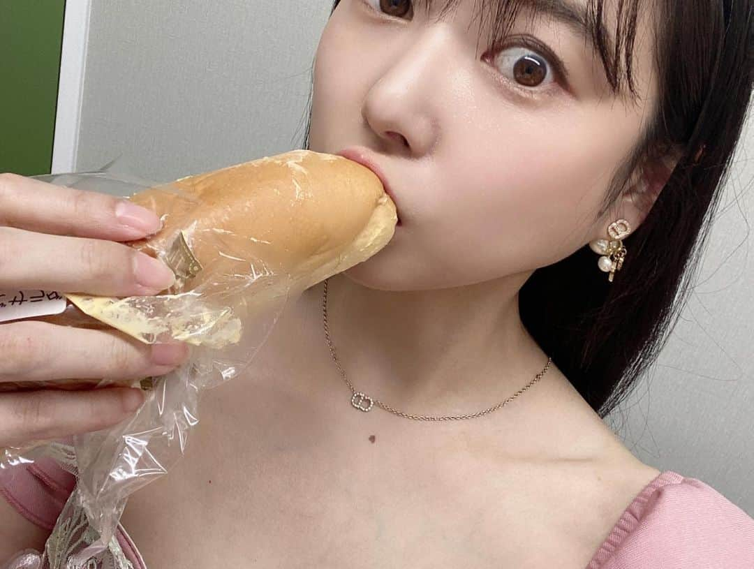 佐藤夢さんのインスタグラム写真 - (佐藤夢Instagram)「あさいあみちゃんホール様の来店終わりました〜👏👏  応援にきてくれた皆様、愛に来てくれてありがとうございました😊  今日は少し寂しいのかなぁってちょっぴり不安もあったけど、そんな事感じないぐらい毎クールに沢山のファンの方が駆けつけてくれてて、少しの時間でも顔見に来てくれて凄く嬉しかったです。  最終クールまで残ってくれて、皆んなでワイワイ写真タイムも楽しかったね！  こうやって愛に来てくれることが、これからも佐藤夢の活動に繋がって店舗様や関係者様や皆んな皆んなに広がってくこと感じてくれたり一緒に大事に想う気持ちを持ってくれて幸せです。  今日も皆んなのお顔が見れて凄く元気もらえたし、美味しい差し入れも沢山用意してくれて🥺  いつもMCさんと、ディレクターさんの分と用意してくれて🥺  会えるだけも、私だけのでも嬉しいのに、嬉しさの倍増がめっちゃだよ！！  初めてのMC 里穂ちゃんのお客さまへの姿勢や私にも気配りして下さって色々お話も聞いてくれたり、お仕事に対しても尊敬できる方に出会えたなって思いました。  ディレクターの新庄さんも、いつも臨機応変に対応してくれて仲良くしてくれて今日のメンバーは心地良すぎた！！  ホント皆んな皆んな、ありがとーー👏👏  改めて店舗様が、来店に呼んでくれたことも感謝ね😘  また近々呼んでもらえるの楽しみしておかなきゃな！！笑笑  今日も有難うがいっぱいをありがとう！！  #妄想シリーズ #妄想グラビア #妄想トーク #妄想ストーリー #水着 #LINELIVE #ライブ配信  #軟乳 #グラビア #大食いグラビア #黒髪ロング #黒髪ストレート #大阪で一番可愛い子 #おはもんもん #競馬女子 #地方競馬 #競馬予想 #SKNフラッシュ8 #そのだけいば #その金ナイター #イメージキャラクター #パチンコ #ギャンブル #実践来店 #トラスター」8月11日 20時13分 - dreamsatoo