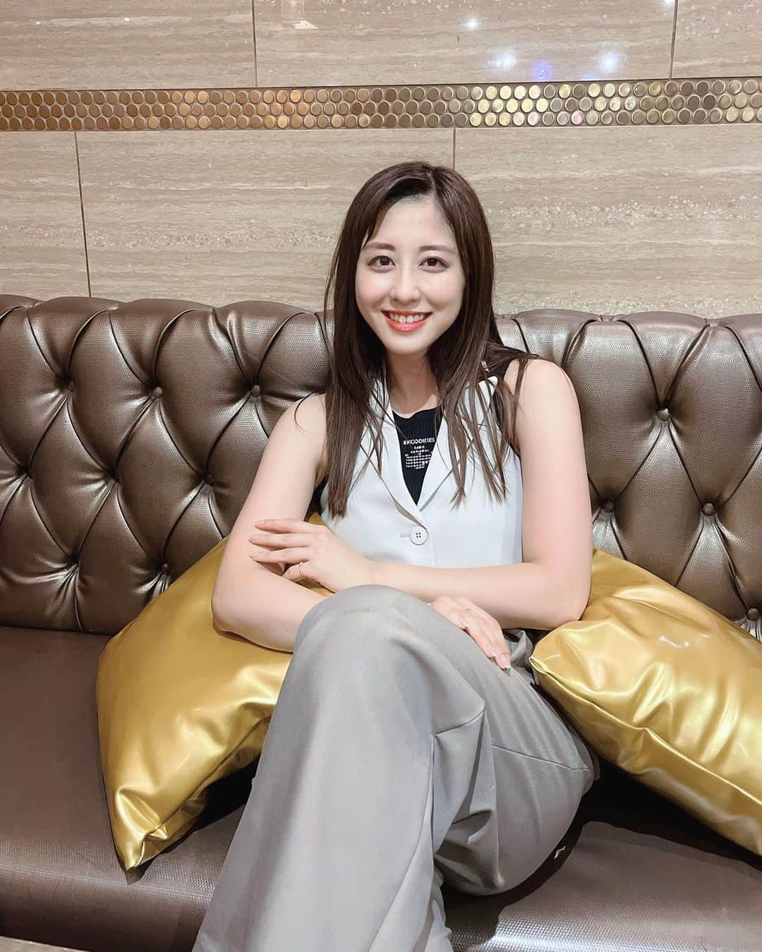 斎藤ちはるさんのインスタグラム写真 - (斎藤ちはるInstagram)「金ピカのクッションを肘おきにして生意気にも足を組んでいる写真🤔🫧 . ポーズはかっこつけましたが顔はにやけてますね🫢 . . LE SSERAFIM ダンス動画の裏側 &  サマステのステージのフルバージョンがYouTubeにて公開されました😳😳 . ステージを生でも、生配信でも見られなかった方、ぜひ！！ . . #ダンス の #振り入れ #顔 が #真剣 でした #先生 に #みっちり #教わってます . . #斎藤ちはる#テレビ朝日アナウンサー#テレビ朝日#テレ朝#アナウンサー#グッドモーニング#グッド#モーニング#ダンス#ダンス動画#ダンスステージ#サマステ#ステージ#サマーステーション#夏祭り#LeSserafim#fearless#オフショット#ポーズ」8月11日 20時28分 - chiharu_saito_ex