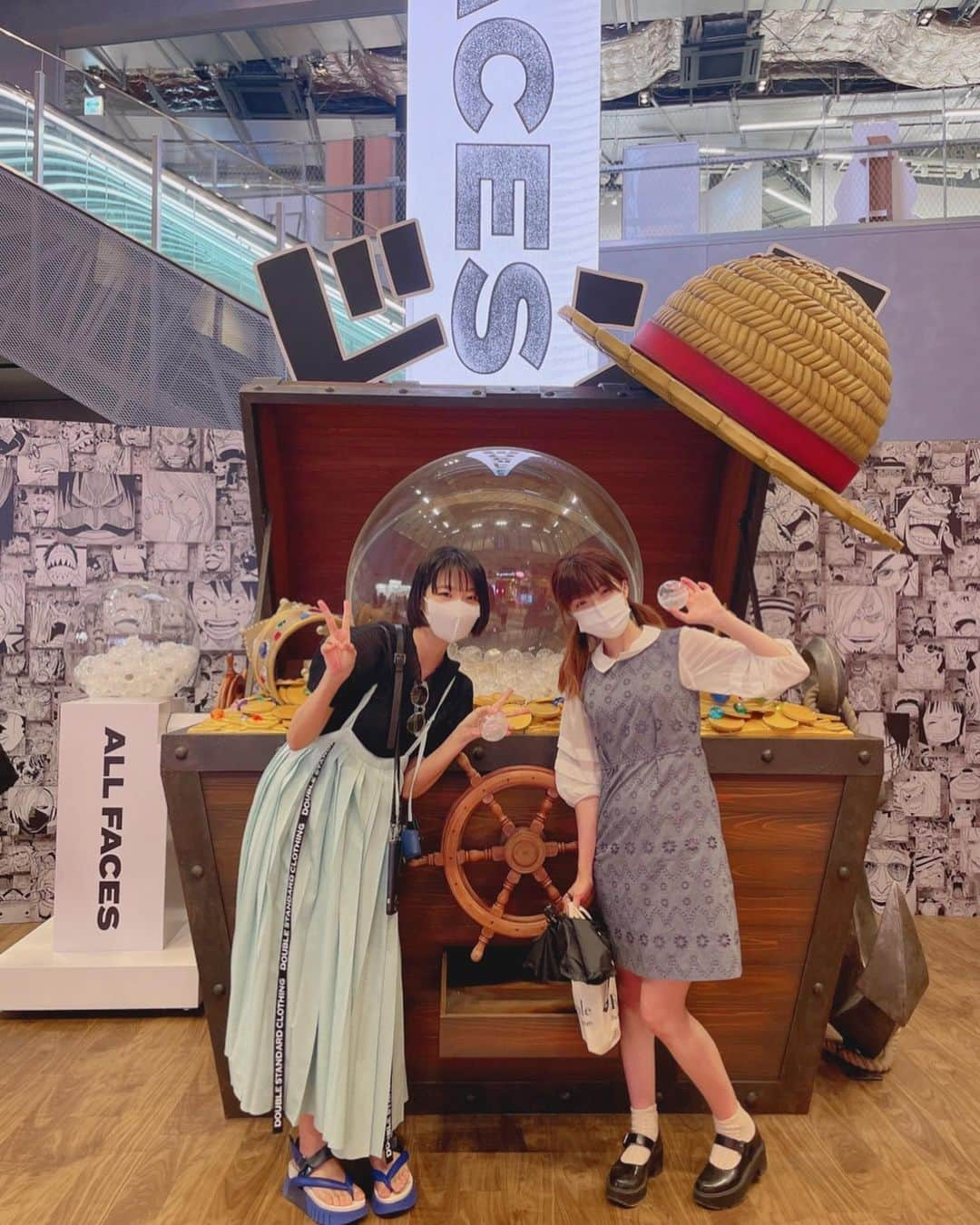 大塚びるさんのインスタグラム写真 - (大塚びるInstagram)「この前、渋谷の宮下パークへ行って ONEPIECEの 『ALL FACES GASHA』を 回してきました〜💓(*´-`*) ハンドルのところが 船の舵輪になってたの😳✨ ぐるっと1周まわせて楽しかった～☺️🌸 （びるさんが動画撮ってくれた📷💜）  1万種類もある缶バッジって すごいよね😳💛  🎶動画はBGMが流れます🎶  #ONEPIECE #comic #漫画 #ALLFACES  #ALLFACES_GASHA #缶バッチ #渋谷 #sibuya #宮下パーク #miyashitapark #楽しかった #楽しそう #enjoy #happy #smile #ゆりすまいる」8月11日 21時29分 - biru_o