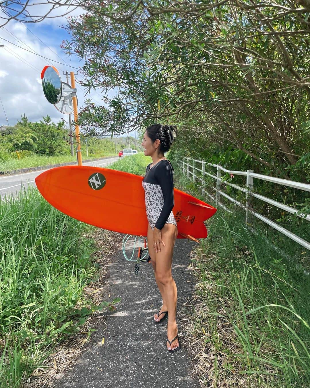 清宮佑美さんのインスタグラム写真 - (清宮佑美Instagram)「1day夏休み🌺 長いお休みは特に取ってないけど 久しぶりに家族でsurf day🏄🏽‍♀️🏄🏾‍♂️🏄🏾 めちゃくちゃ波良かった😍🌊✨ 胸肩ファンウェーブでほぼ貸切！ お盆初日とは思えぬ！！！✌🏾 ツインフィンが楽しすぎた〜🤤🫶🏽 千葉南は海水も温かくて @glassysea_official のラッシュ水着がピッタリでした🩱✨   最近全然インスタ投稿できてなかったから 遡って投稿したいのたくさんある😵‍💫思い出が駆け足すぎる🏃🏾‍♀️  #お盆休み #家族surf #サーフィン #glassysea #夏休み #barukona #ツインフィン」8月11日 21時31分 - yuumi_seimiya
